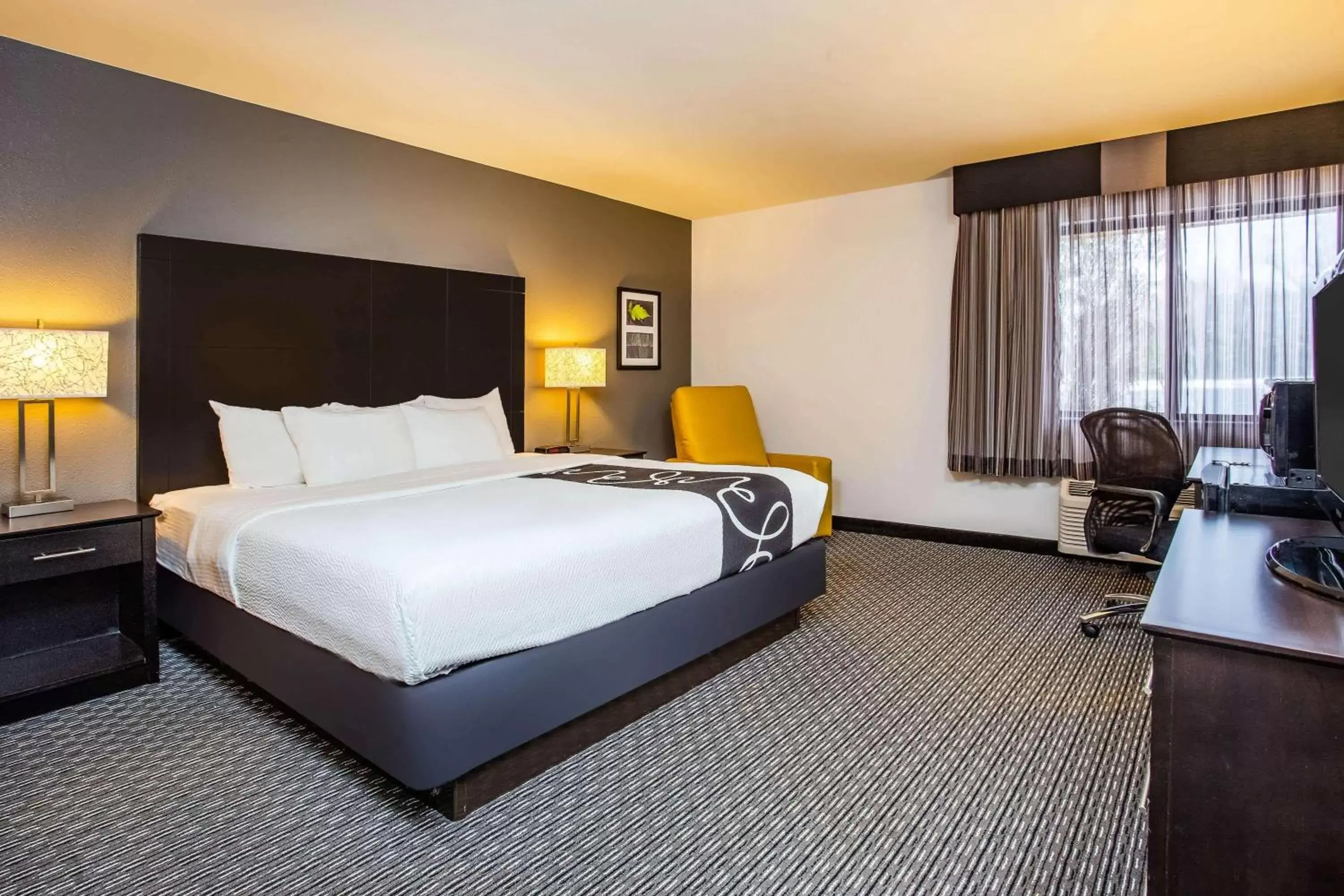 Photo of the whole room, Bed in La Quinta Inn by Wyndham Oshkosh