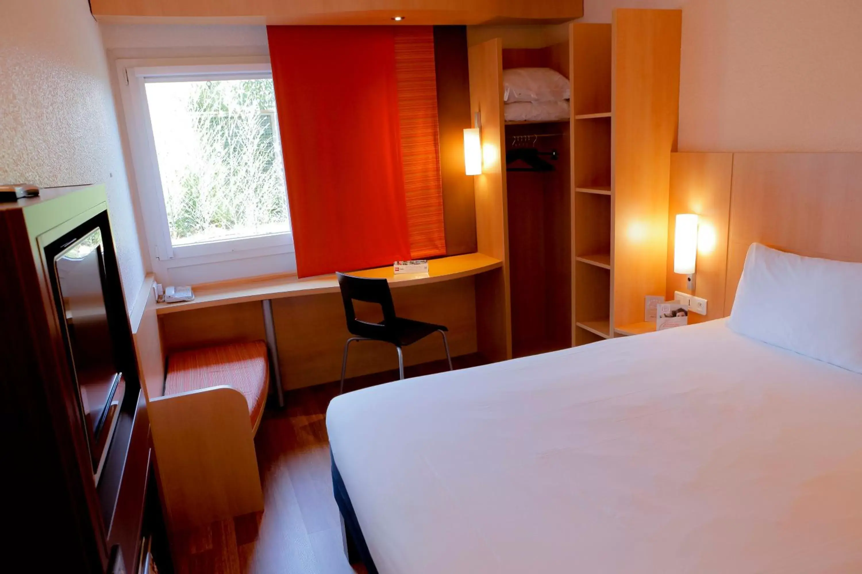 Bedroom, Bed in ibis Grenoble Centre Bastille