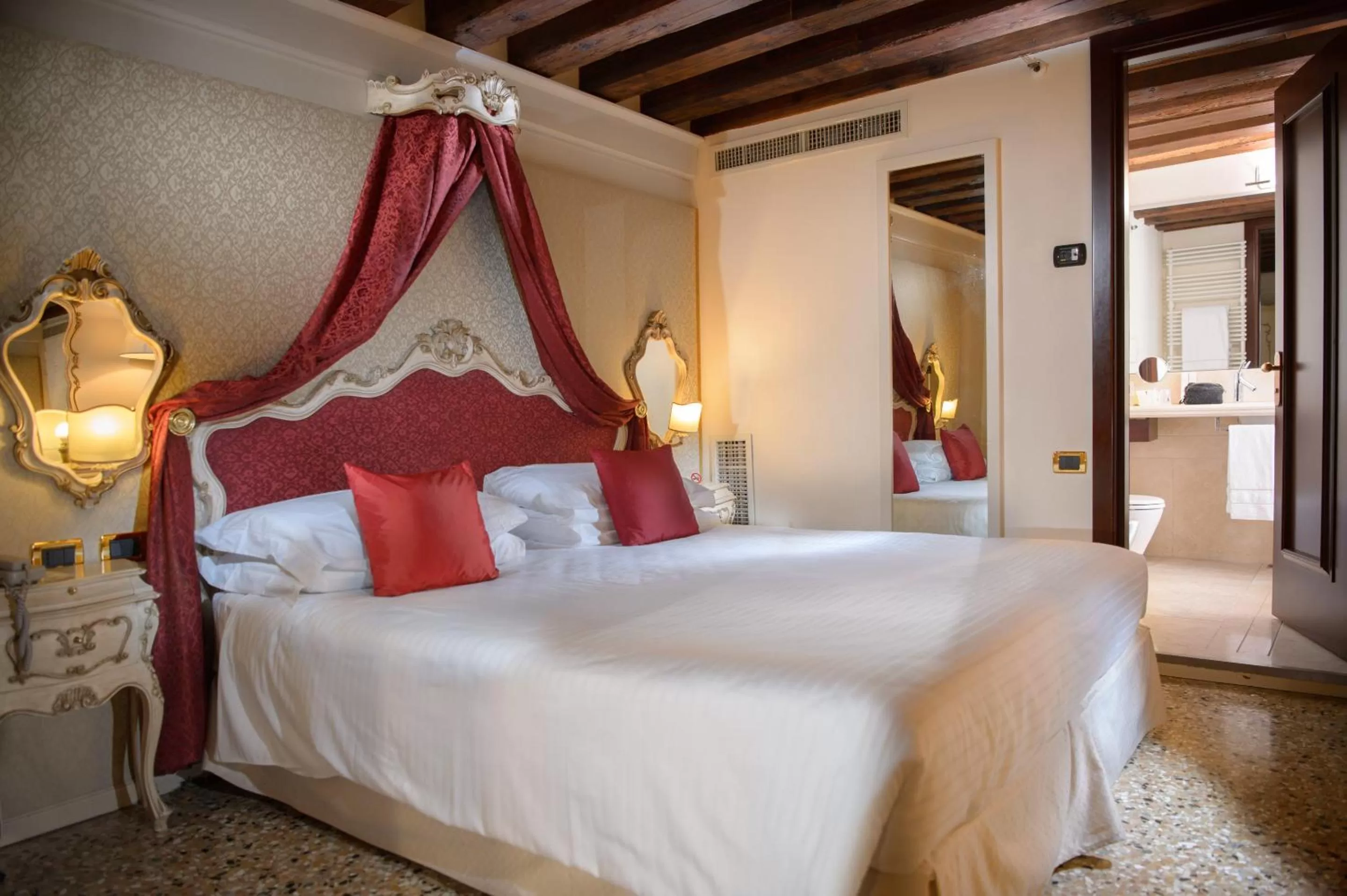 Photo of the whole room, Bed in Ruzzini Palace Hotel