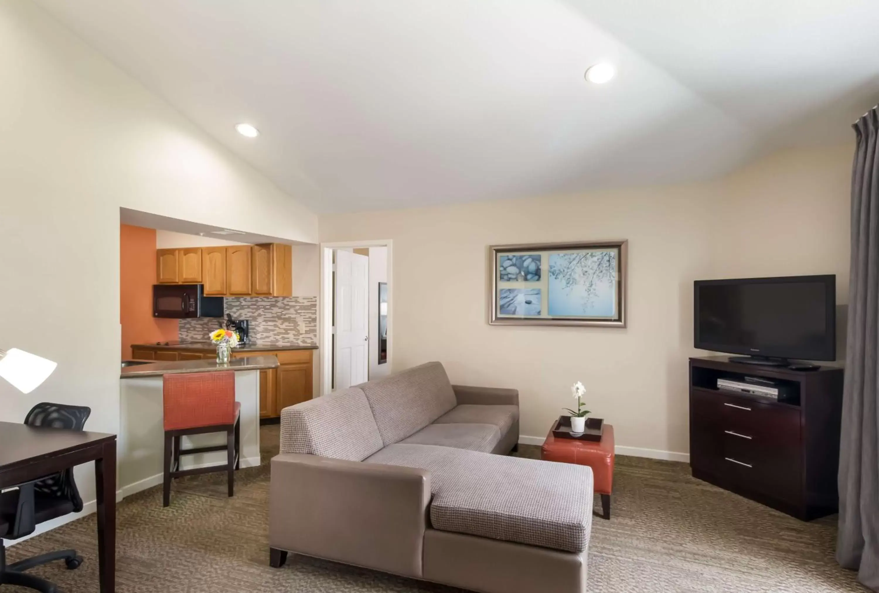 Mobility Accessible - One-Bedroom Queen Suite with Tub in Sonesta ES Suites Torrance Redondo Beach