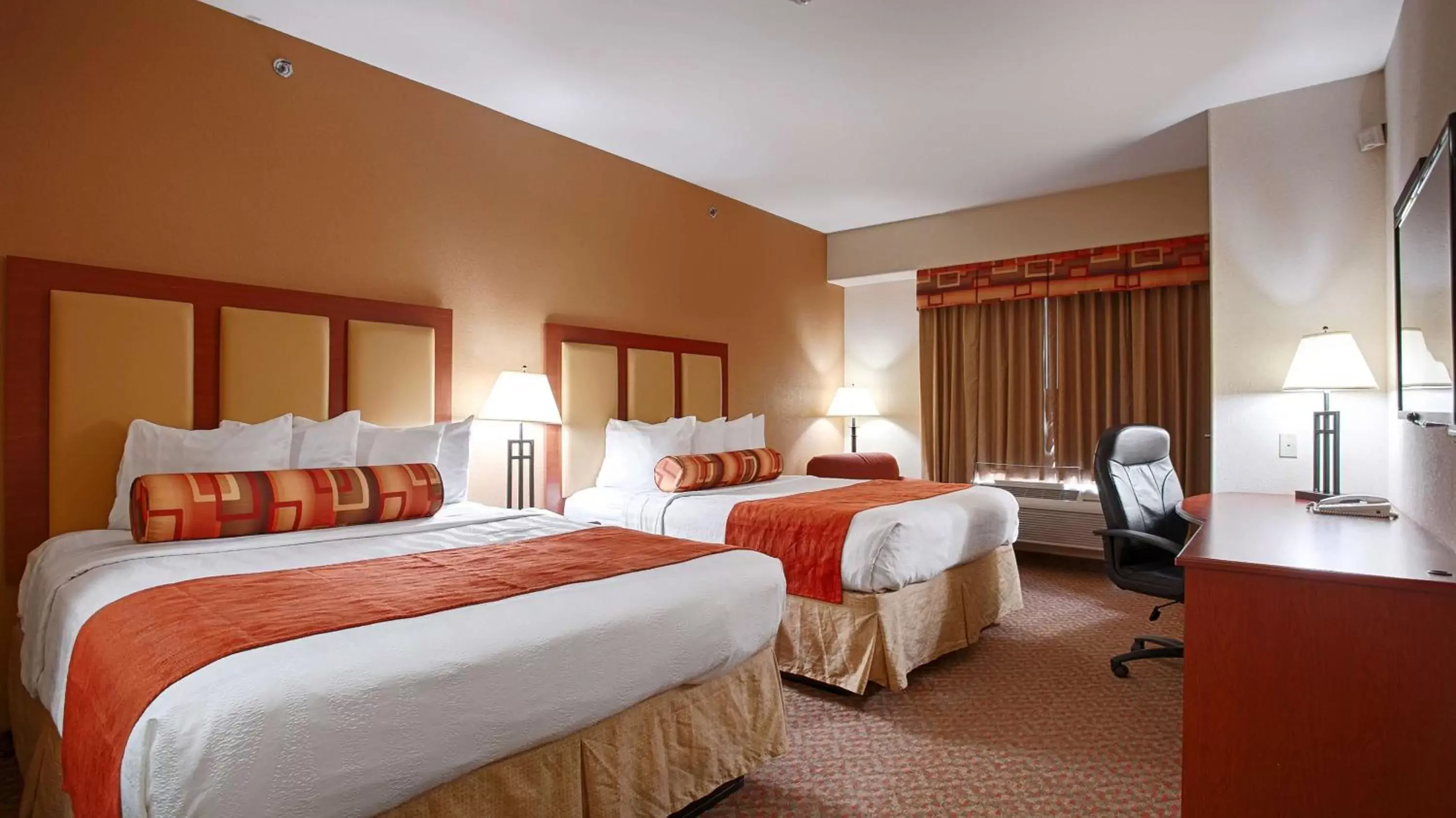 Photo of the whole room, Bed in Best Western Plus Waxahachie Inn & Suites