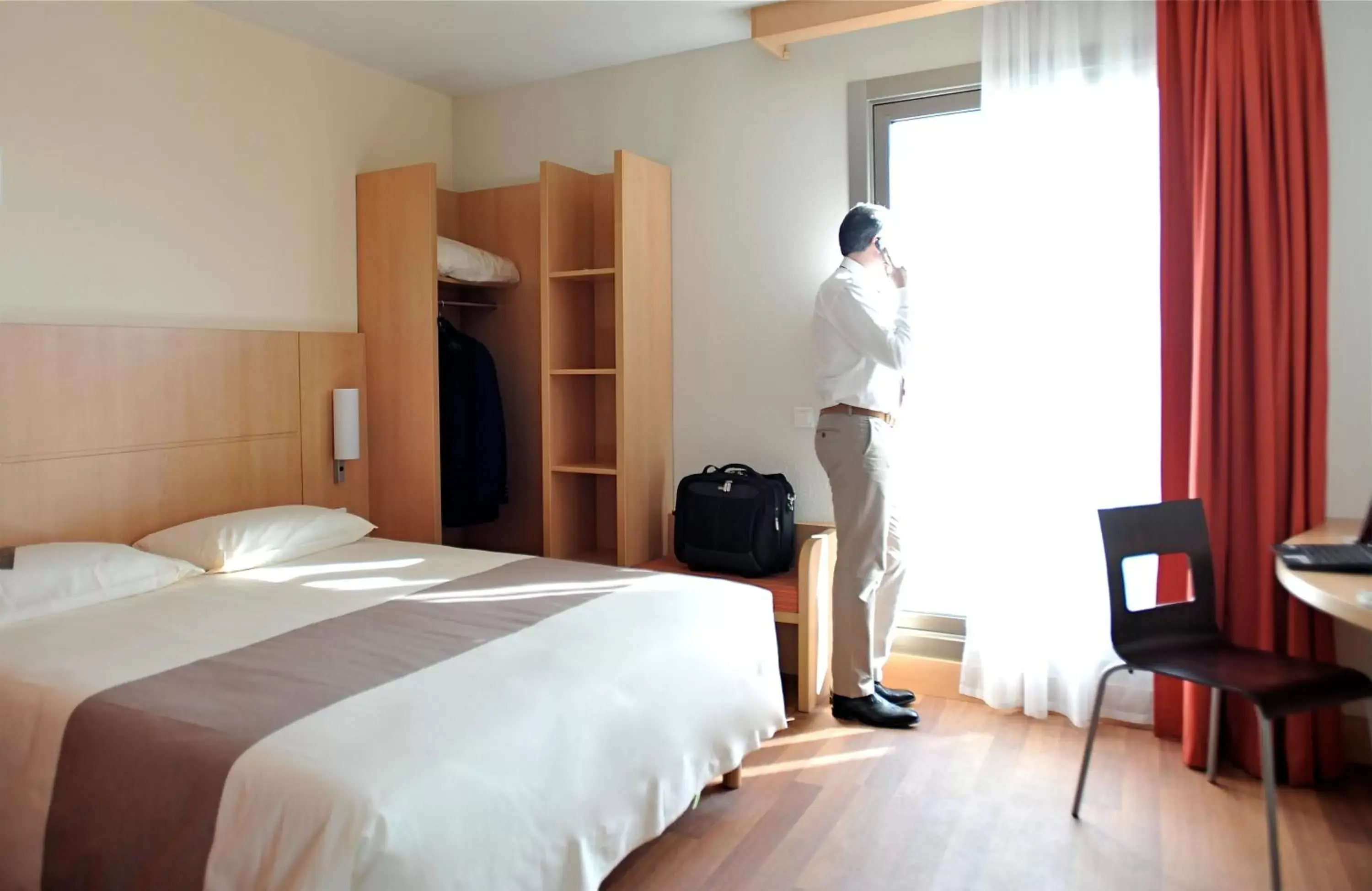 People, Bed in Ibis Madrid Centro las Ventas