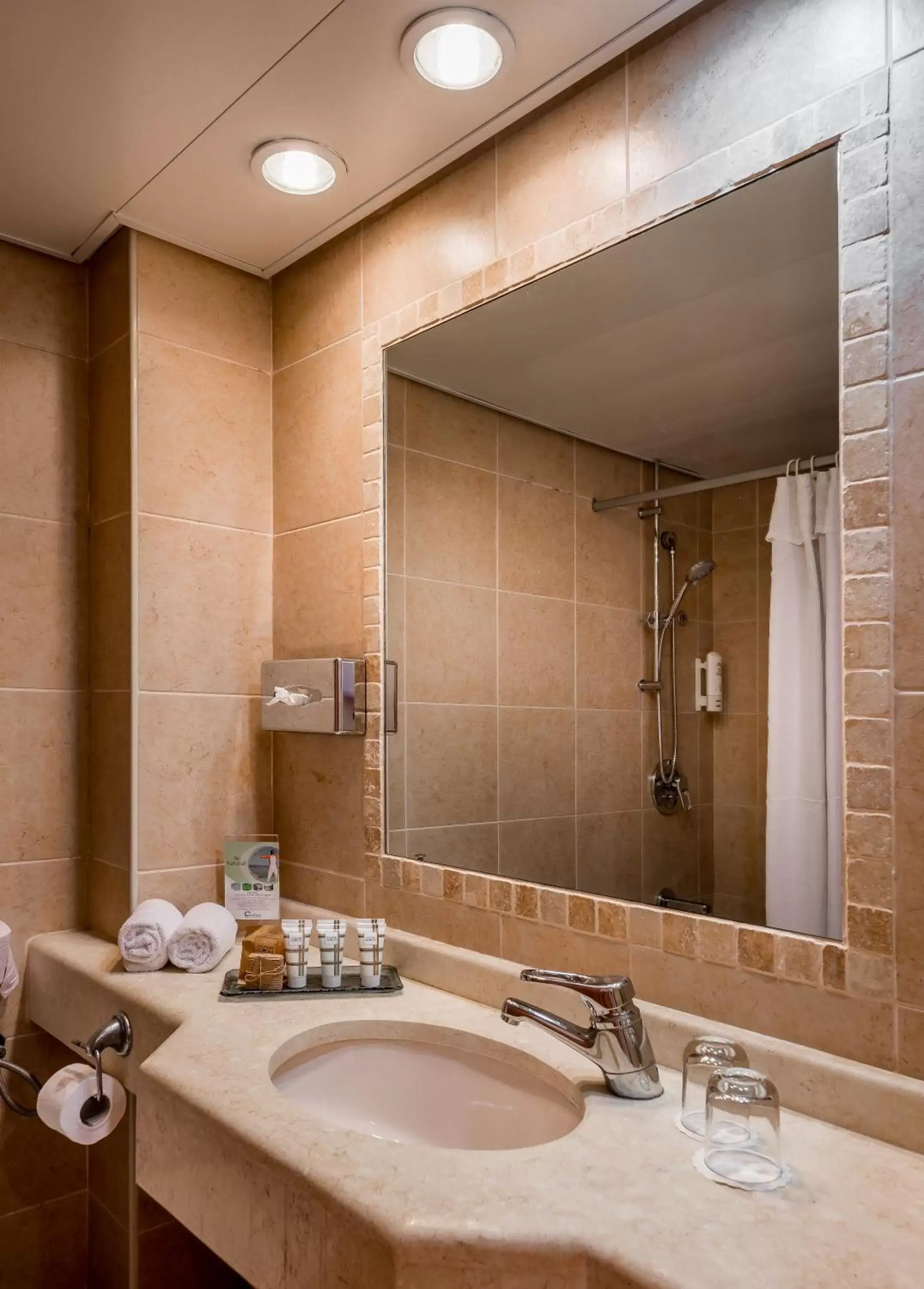 Shower, Bathroom in Hacienda Forest View Hotel