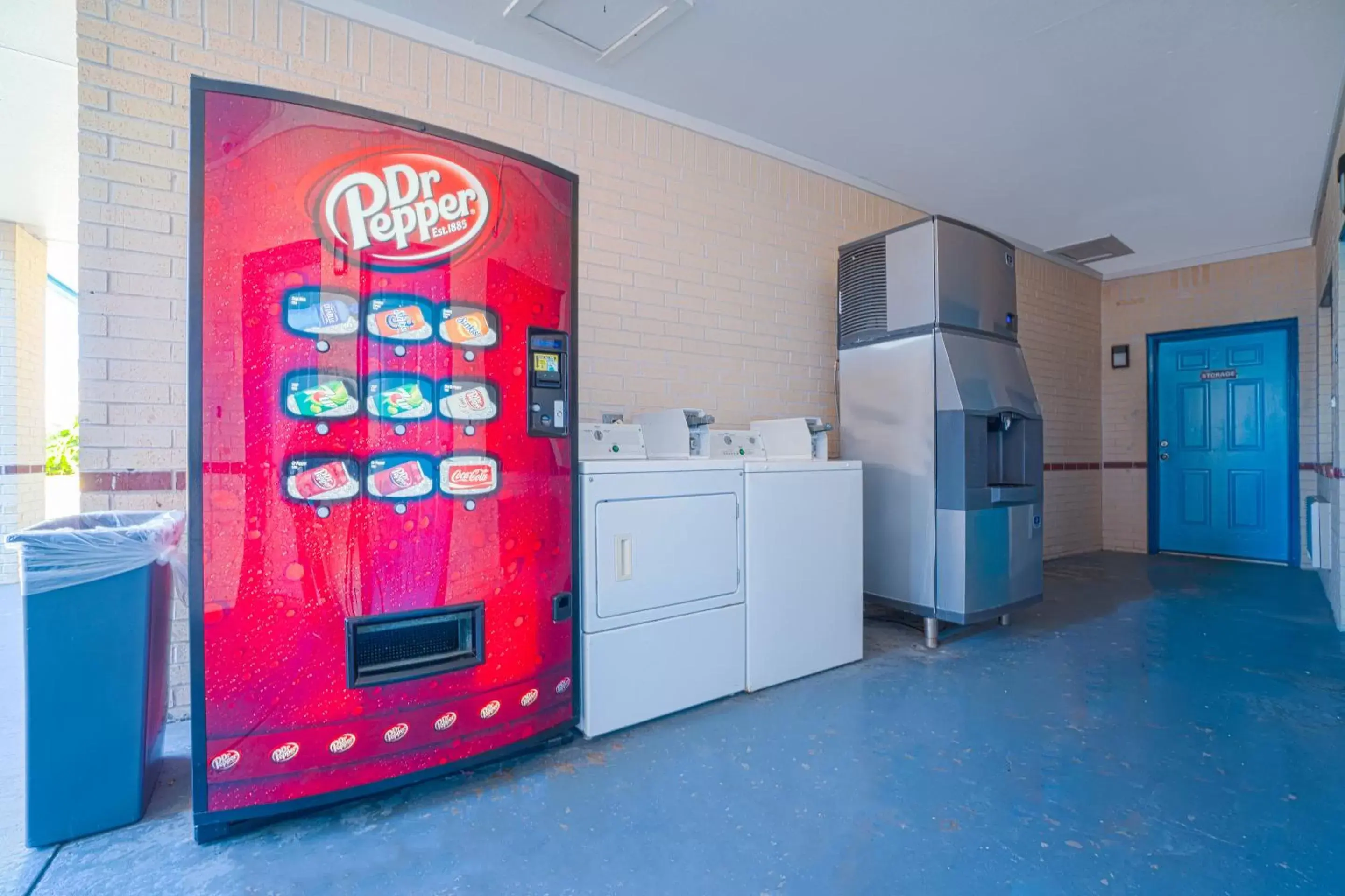 vending machine, Kitchen/Kitchenette in Hotel Bliss Kemah Boardwalk by OYO