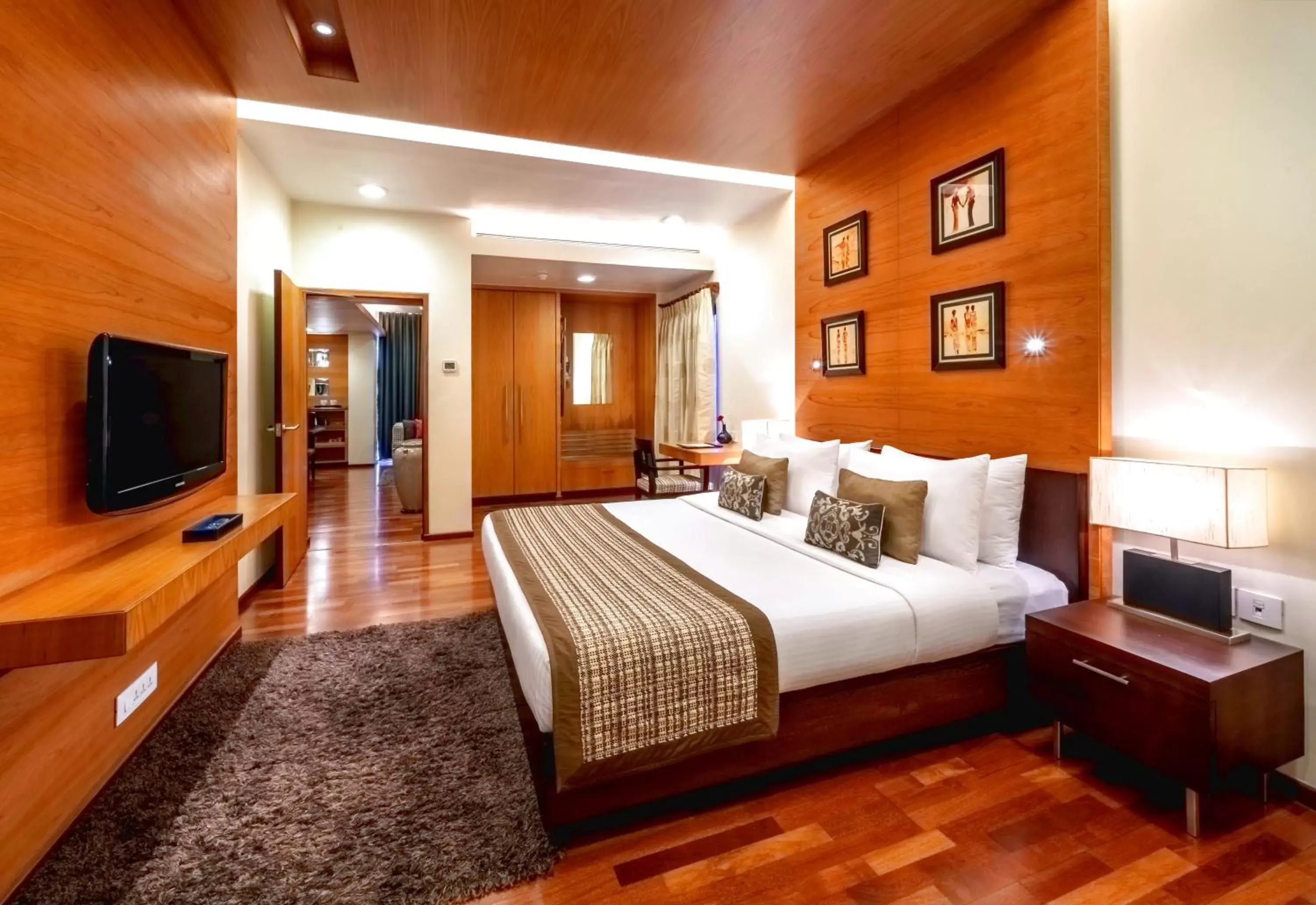 Bed, TV/Entertainment Center in Kenilworth Hotel, Kolkata