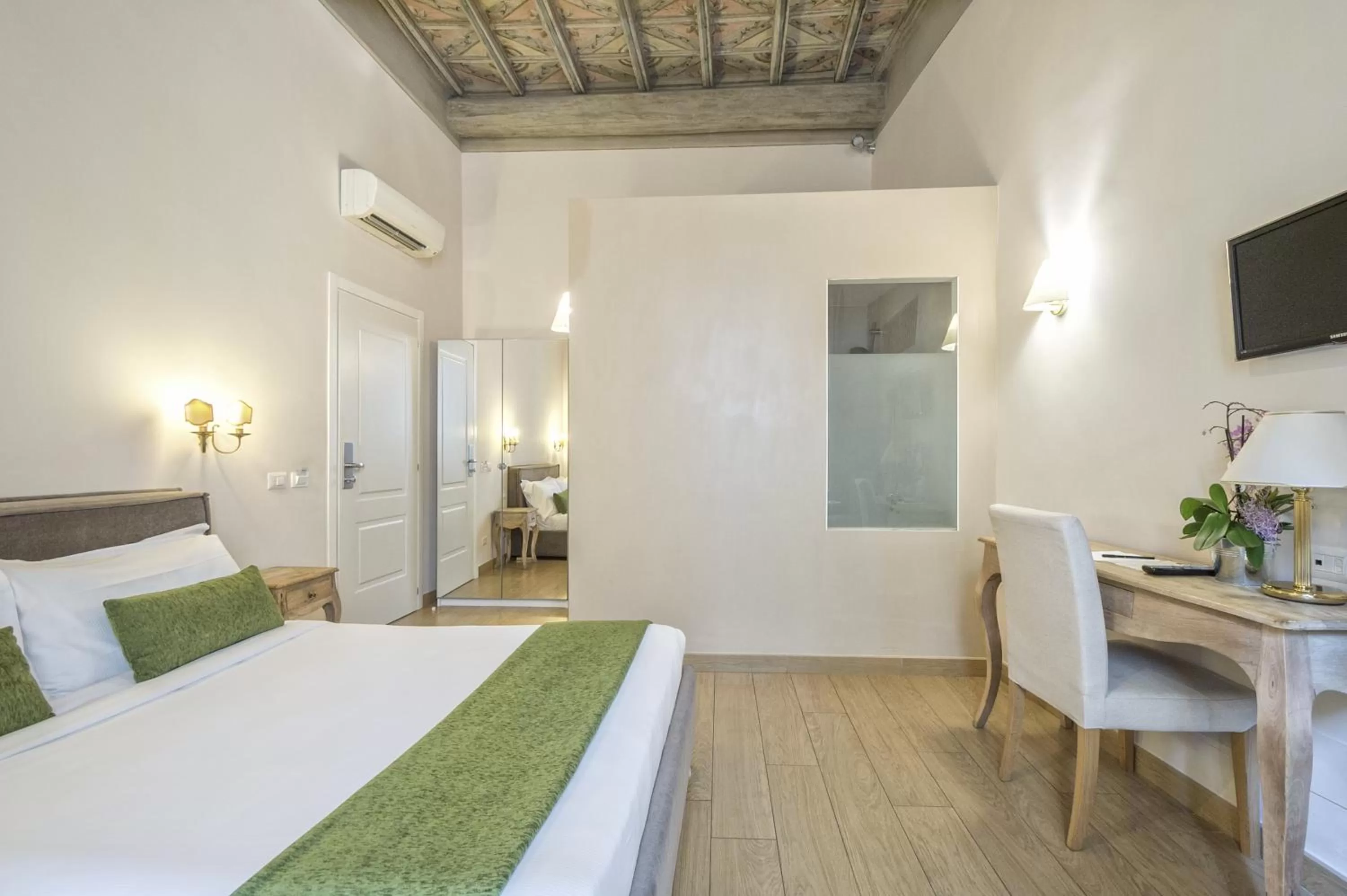 Photo of the whole room, Bed in Little Queen Suite