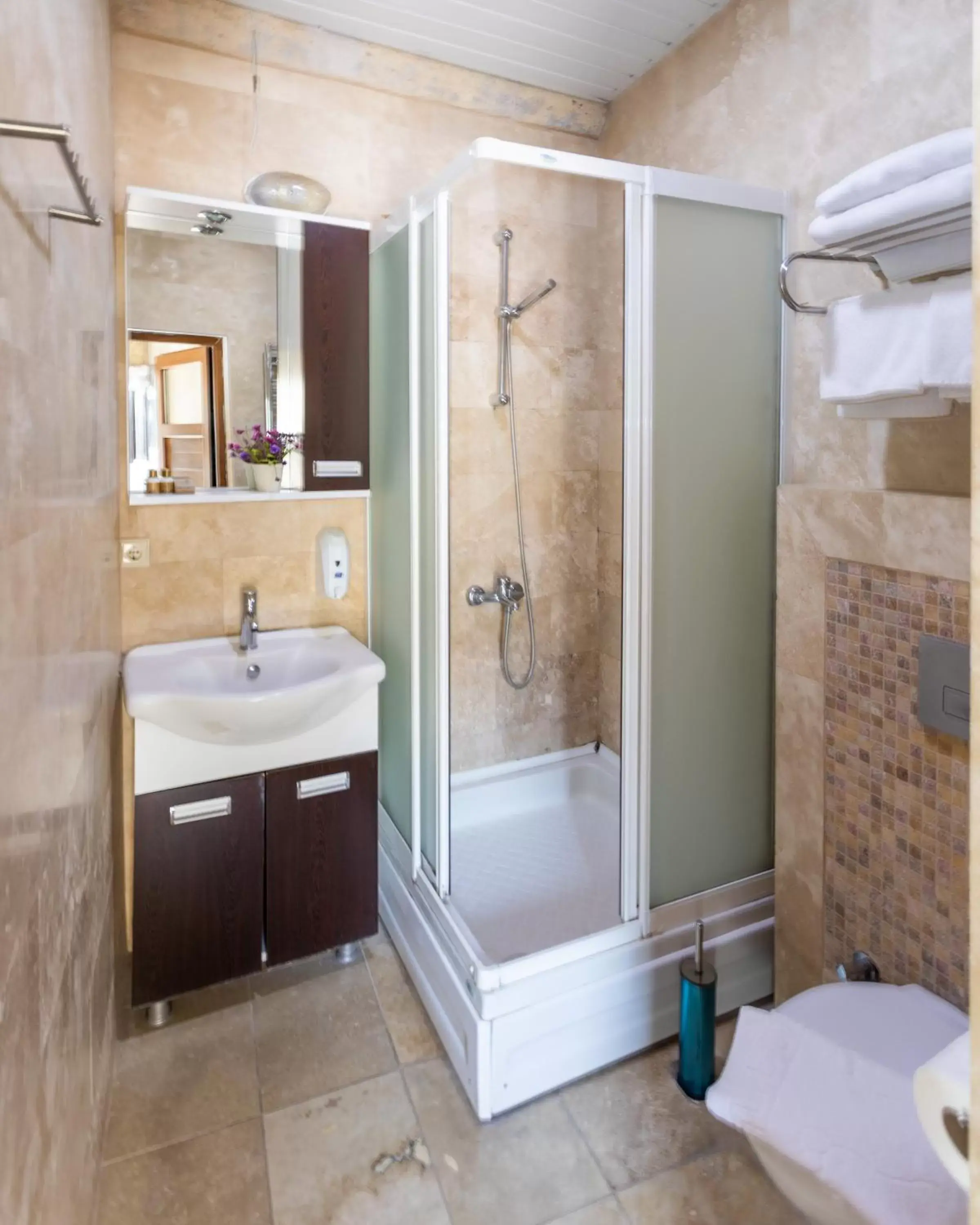 Shower, Bathroom in Guven Cave Hotel