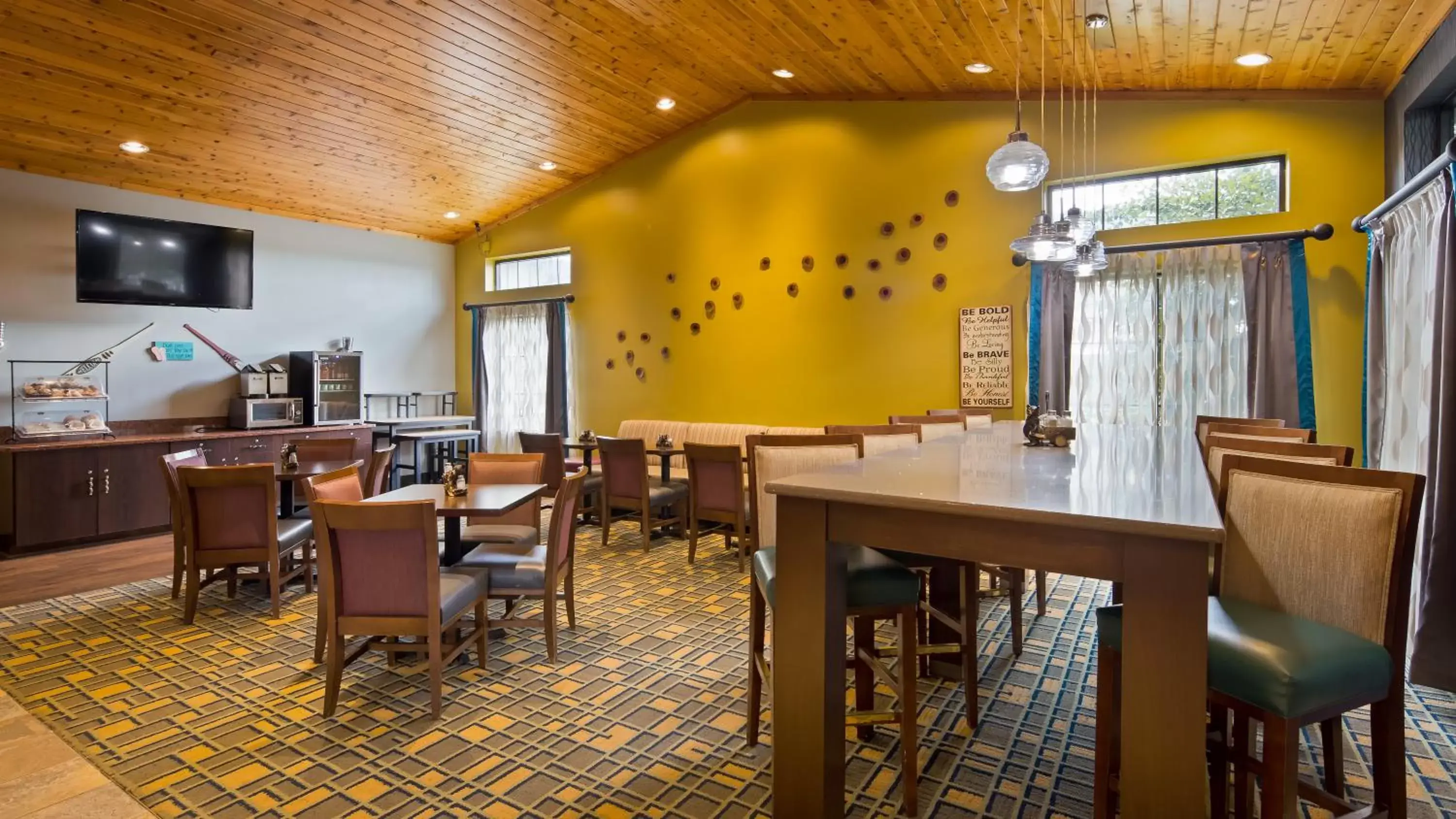 Communal lounge/ TV room, Restaurant/Places to Eat in Best Western Plus Holland Inn & Suites
