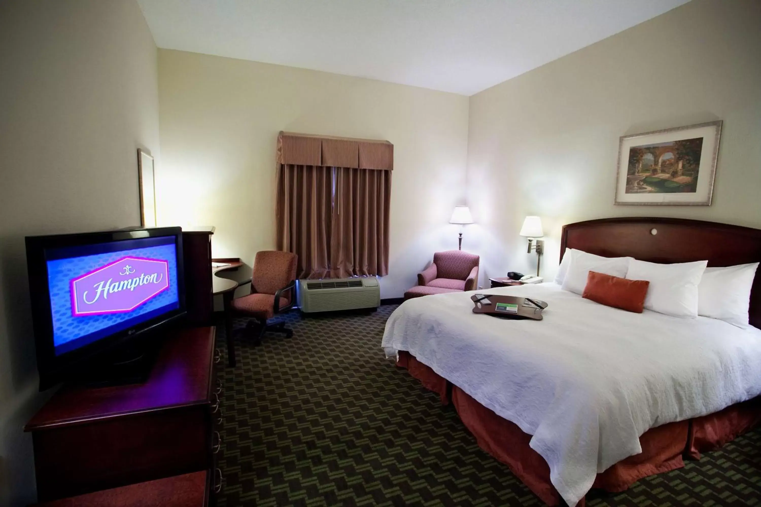 Bed, TV/Entertainment Center in Hampton Inn By Hilton Carrollton, Ga