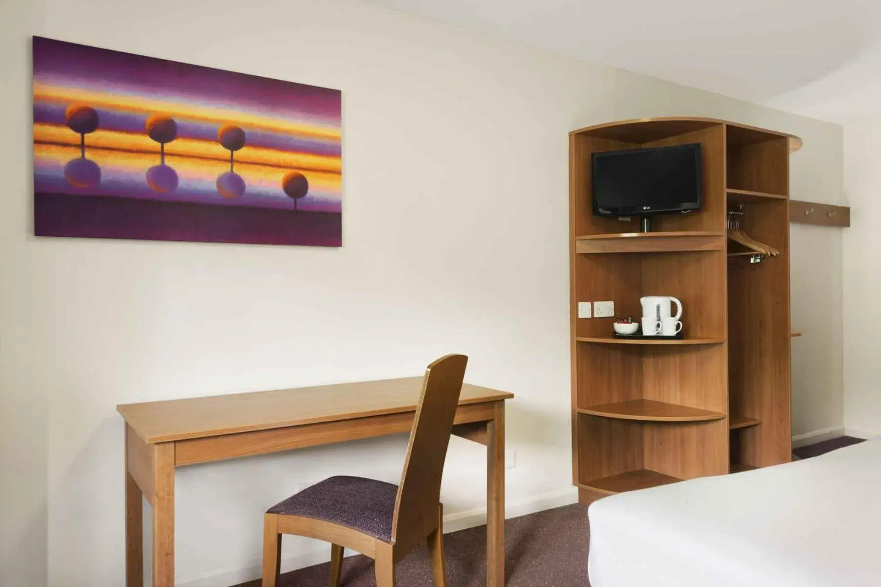 Bedroom, TV/Entertainment Center in Days Inn Kendal - Killington Lake