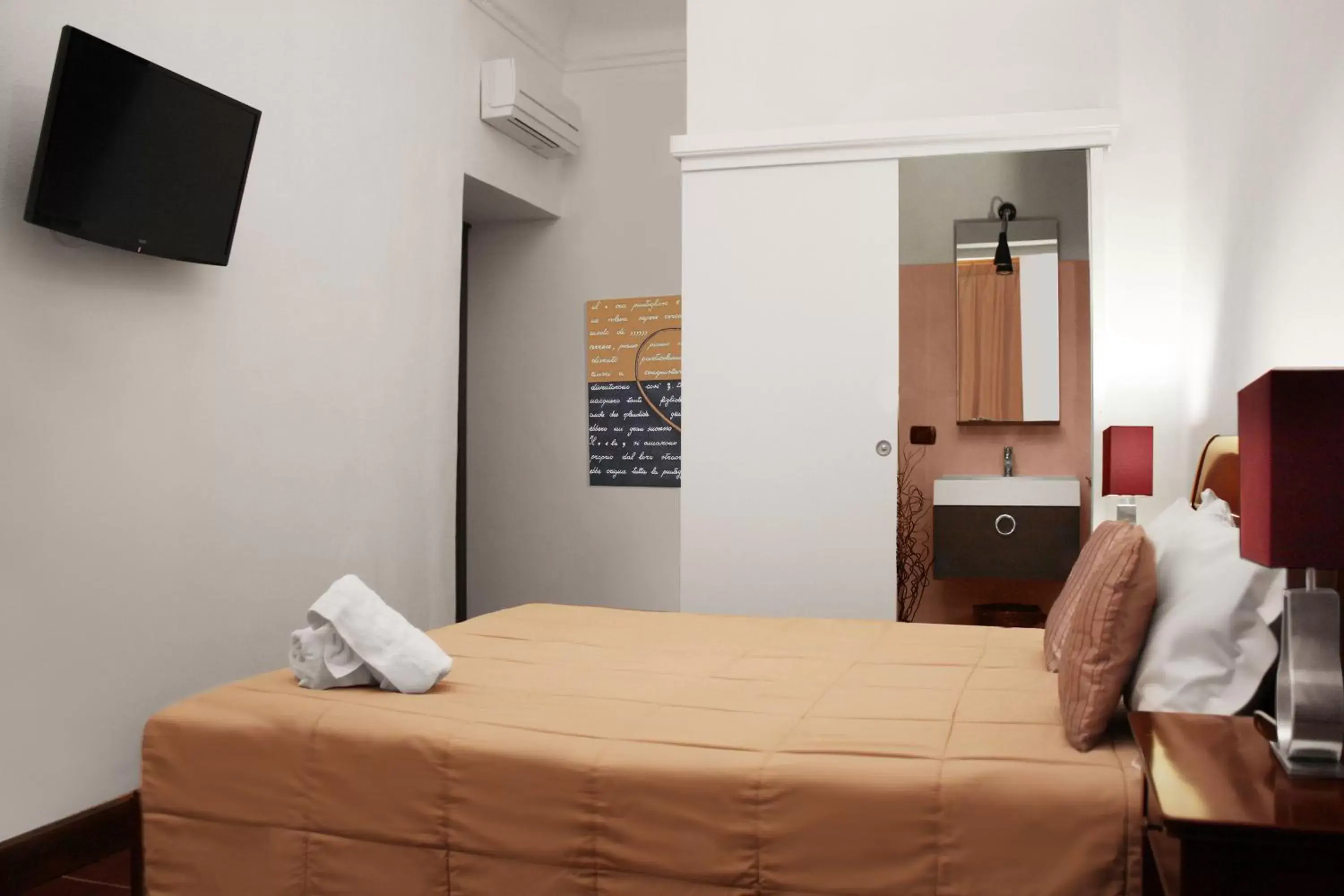 Bedroom, Bed in Roma Resort Termini