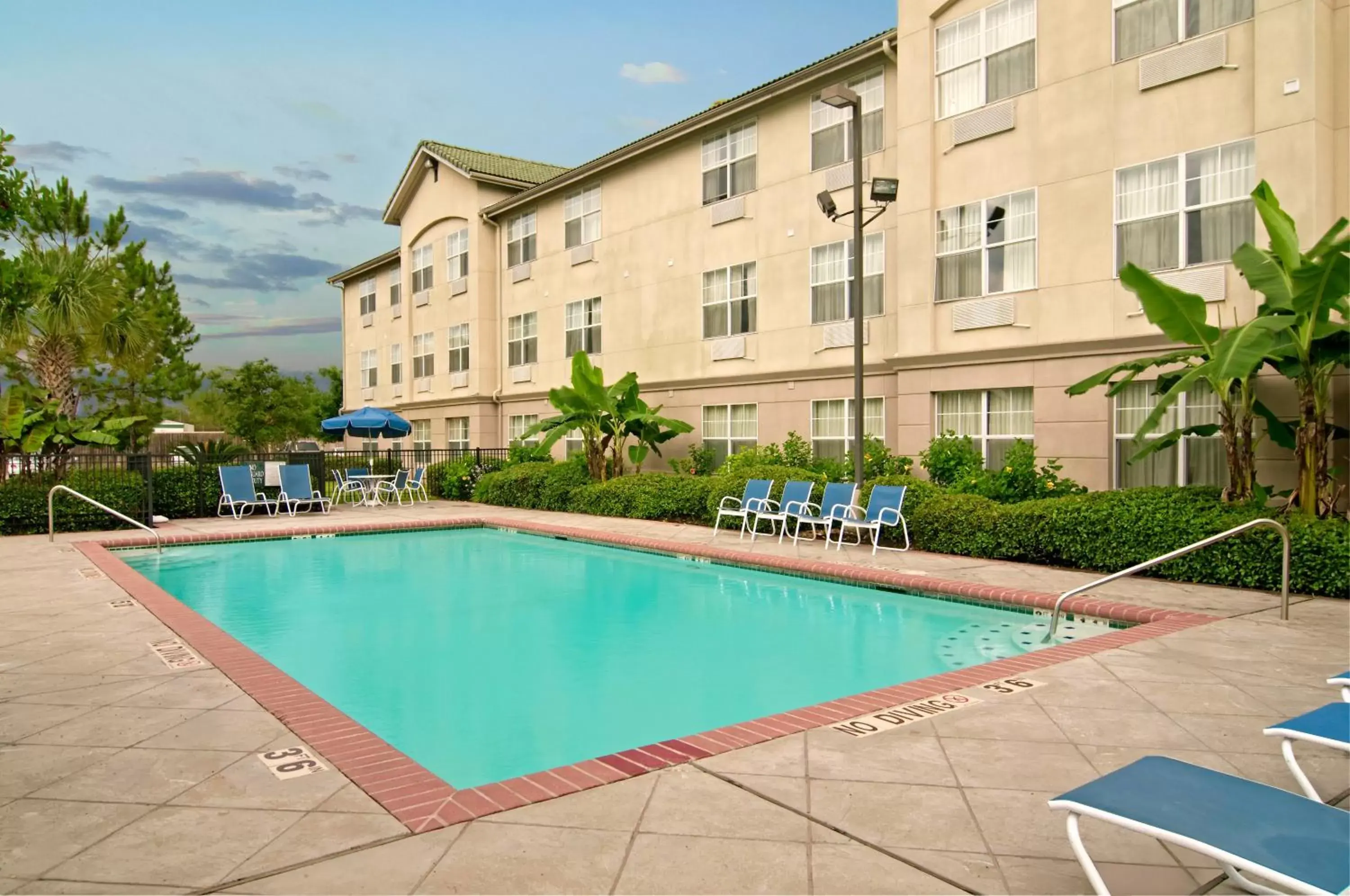 Swimming Pool in Extended Stay America Suites - Phoenix - Midtown