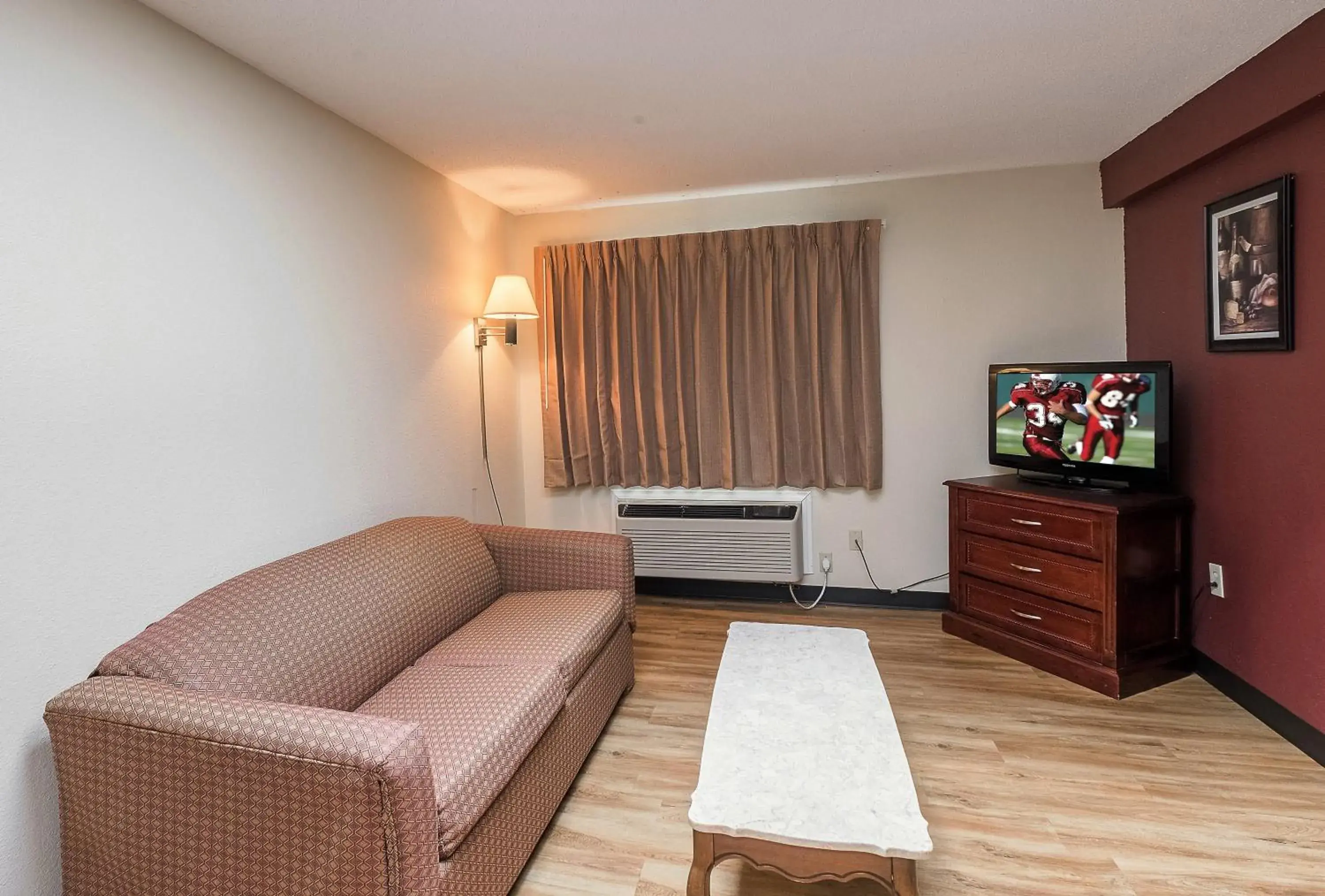 Photo of the whole room, Seating Area in Red Roof Inn Hartford - Vernon