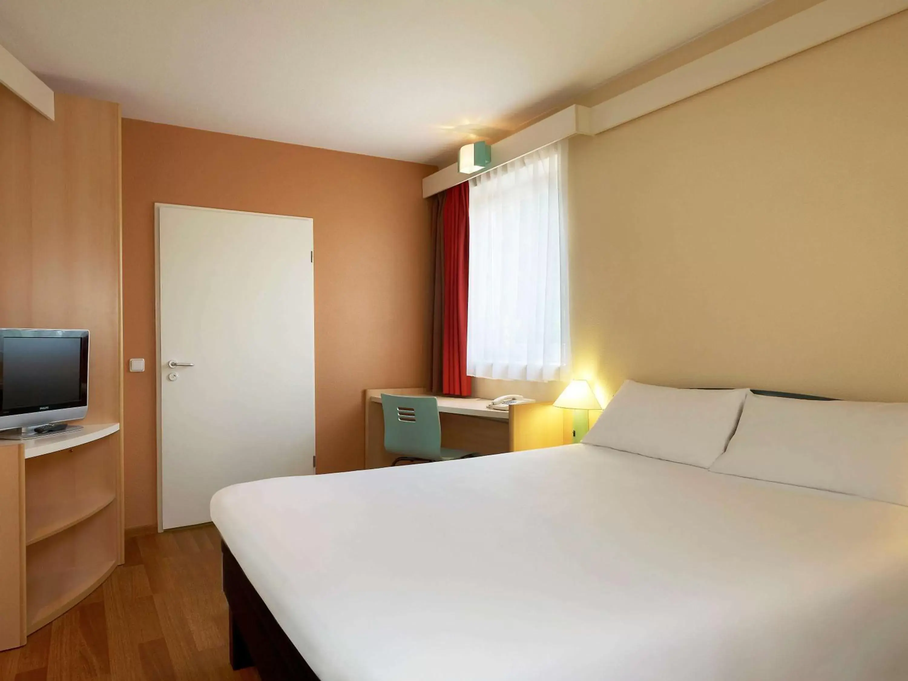 Photo of the whole room, Bed in Ibis Poznan Stare Miasto