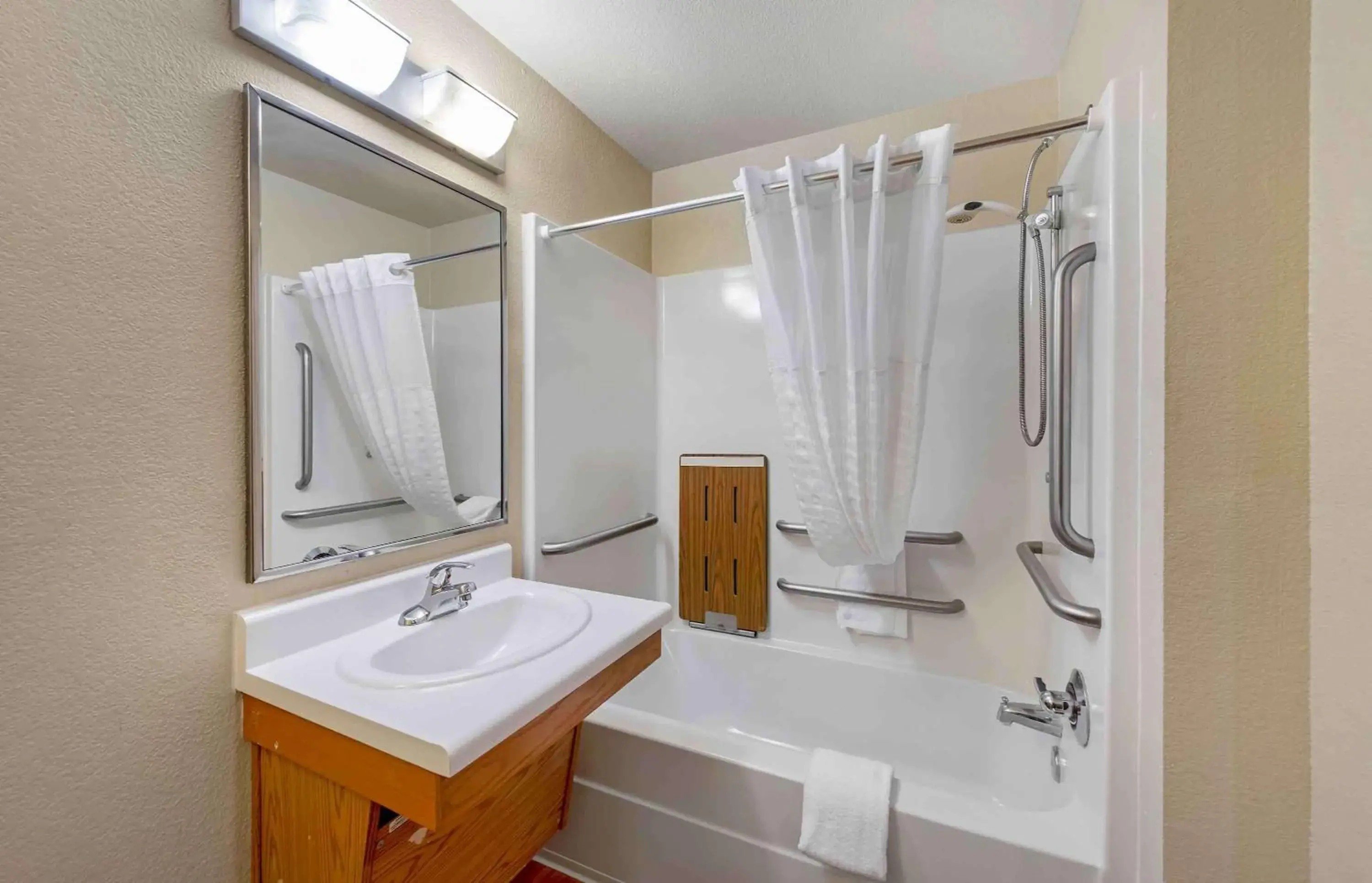 Bathroom in Extended Stay America Select Suites - Dayton - Miamisburg