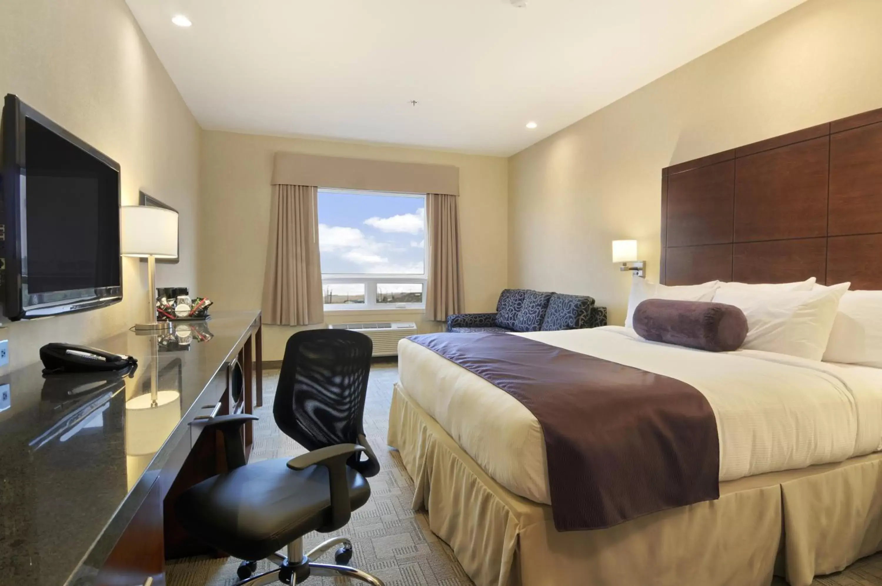 Bedroom in Days Inn by Wyndham Regina Airport West