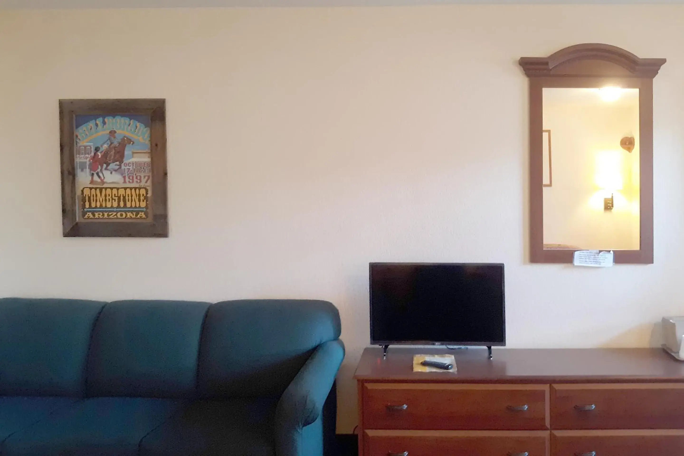 Seating area, TV/Entertainment Center in OYO Hotel Tombstone