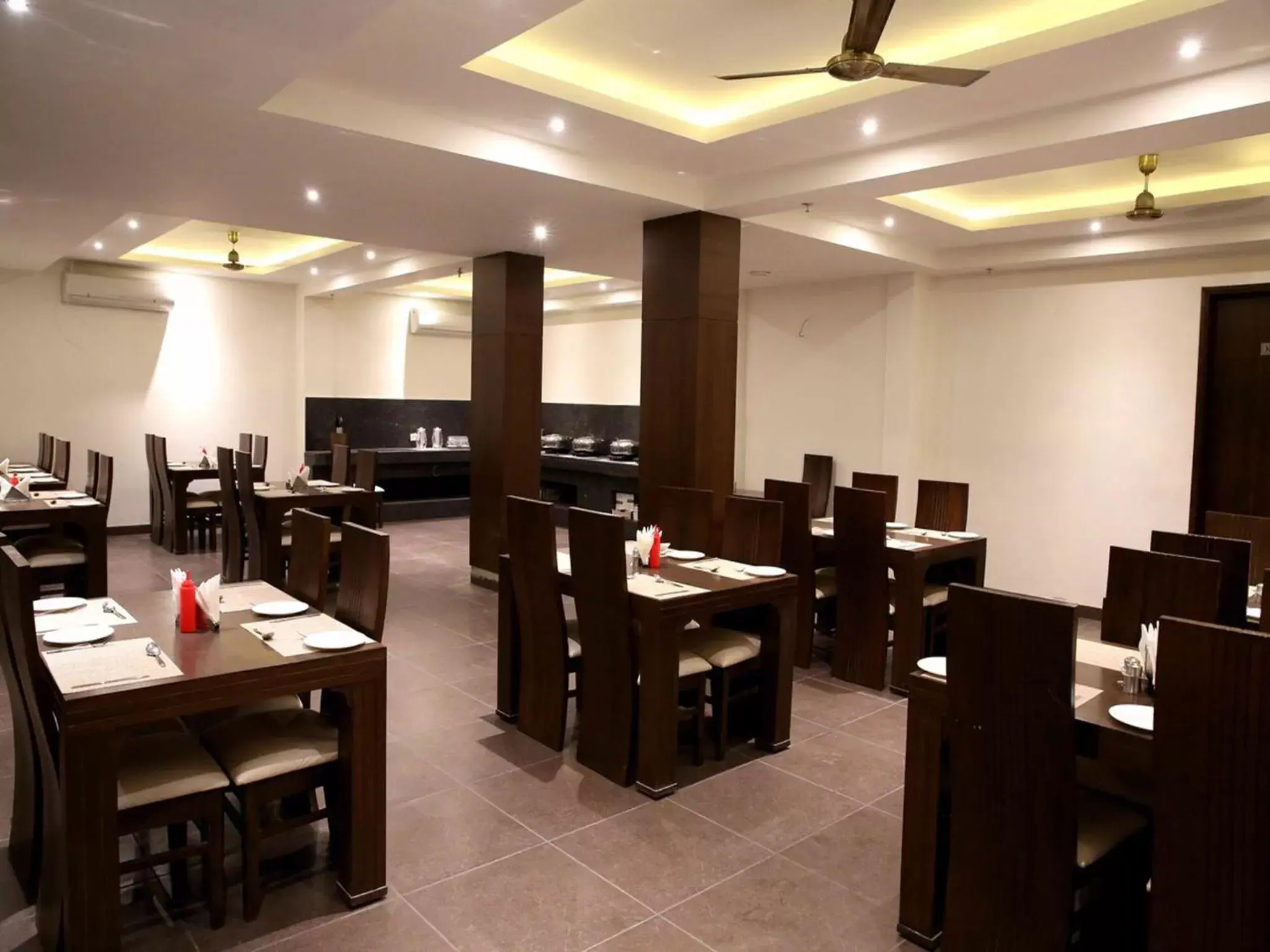 Food and drinks, Restaurant/Places to Eat in Hotel Taj Villa- Agra