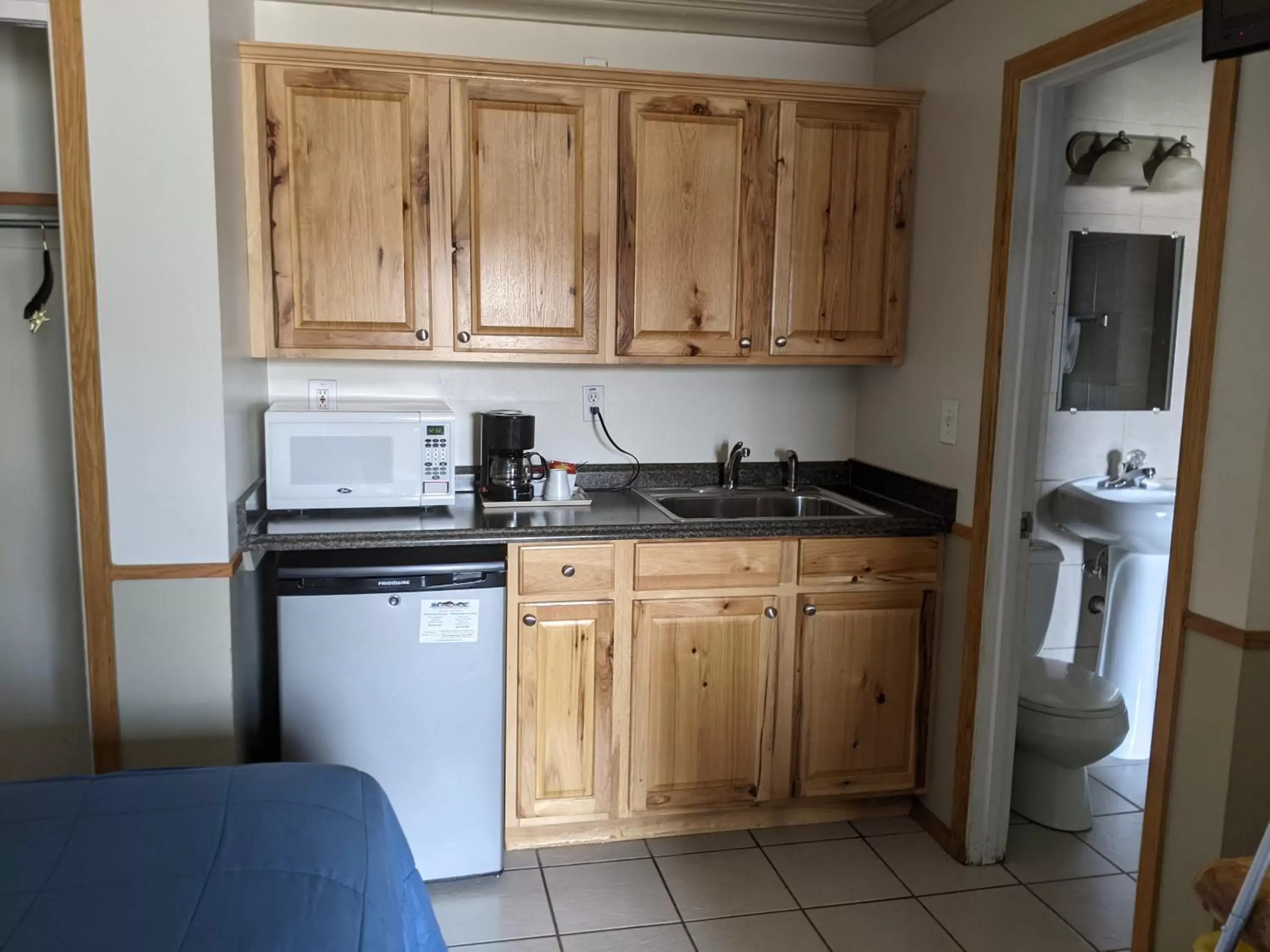 Kitchen/Kitchenette in Sundance Motel