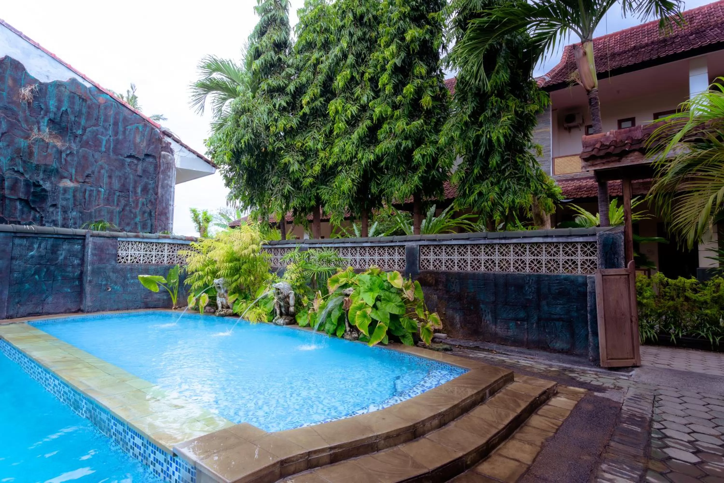 Swimming pool in Hotel Mahkota Plengkung by ecommerceloka
