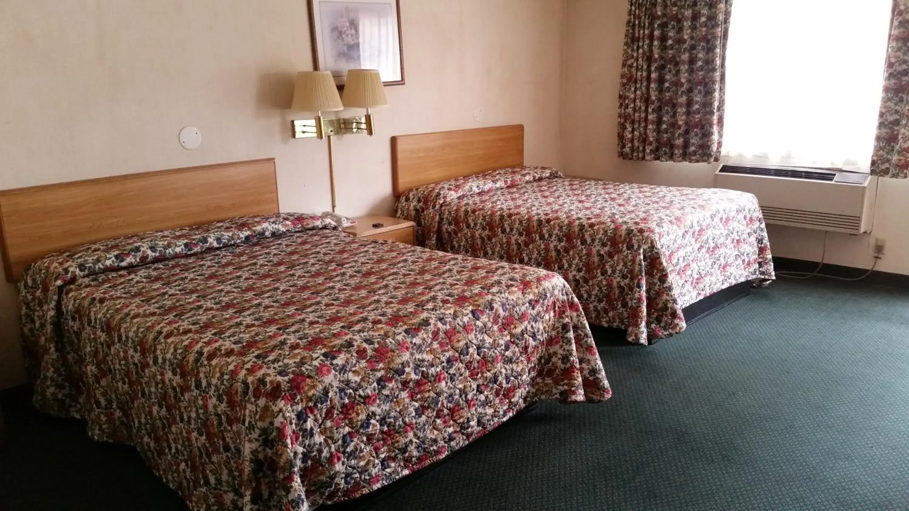 Bed in Economy Inn Motel Sylmar