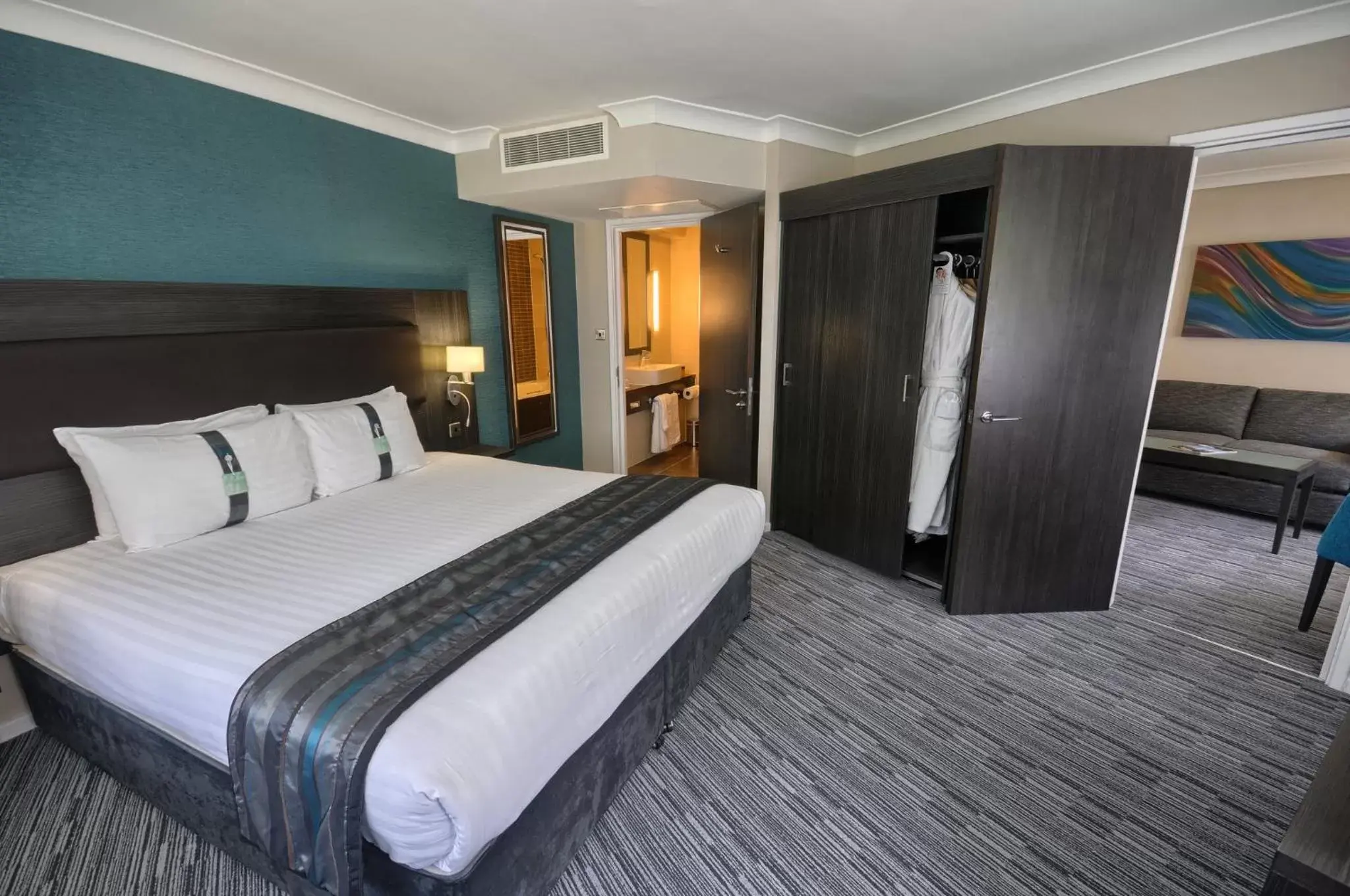 Bedroom, Bed in Holiday Inn London Gatwick - Worth, an IHG Hotel