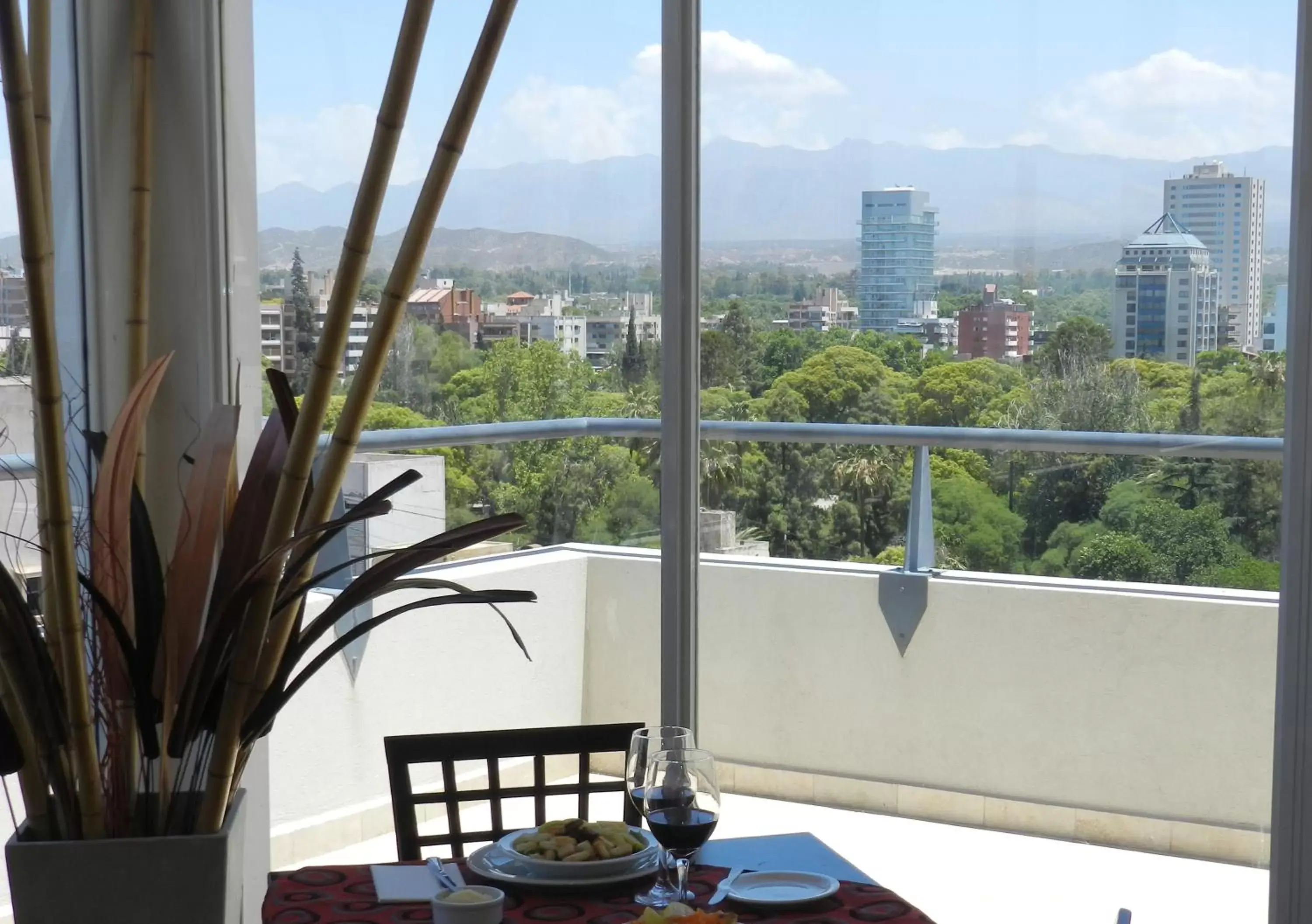 Restaurant/places to eat in Hotel Mendoza