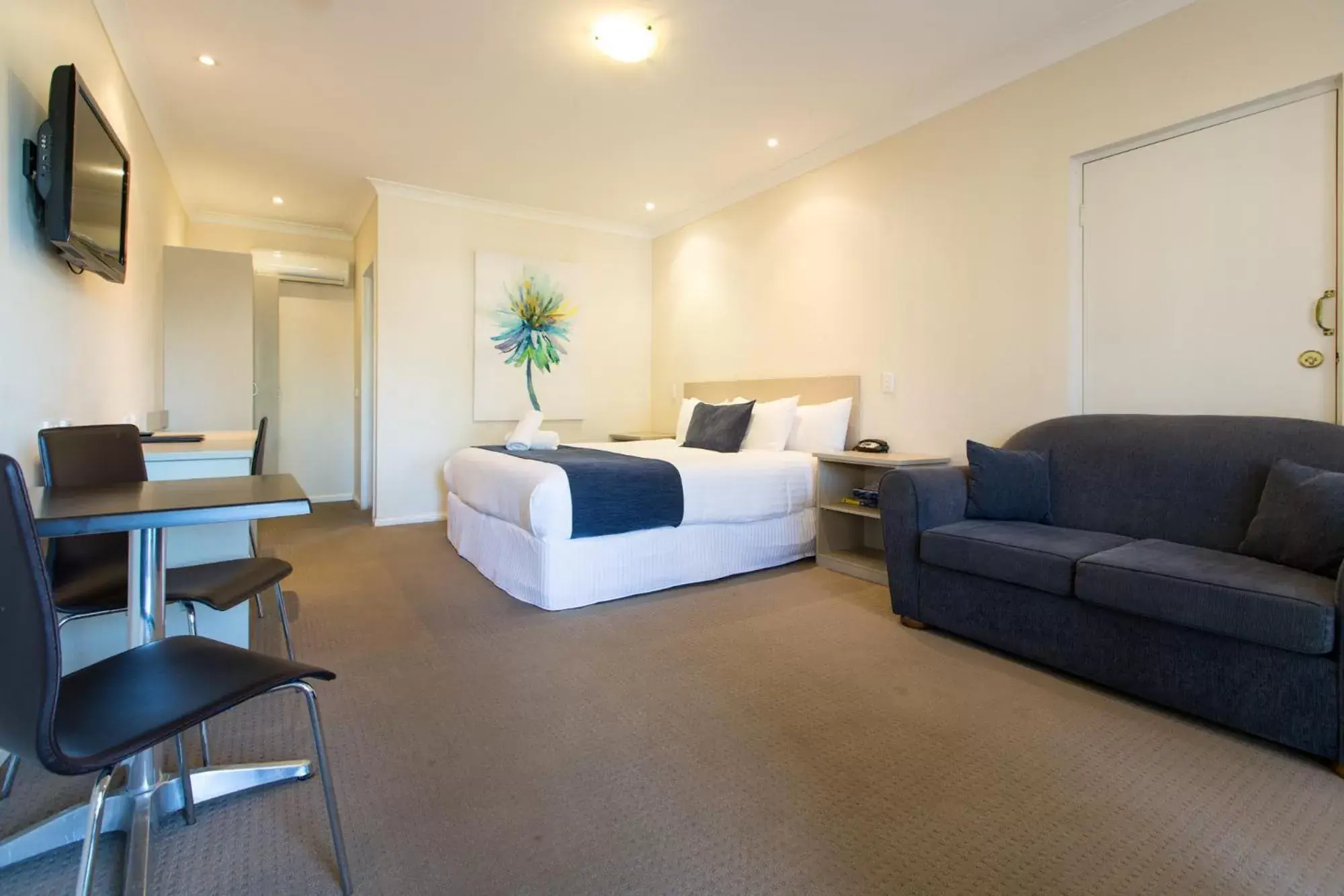 Seating Area in Lincoln Cottage Motor Inn