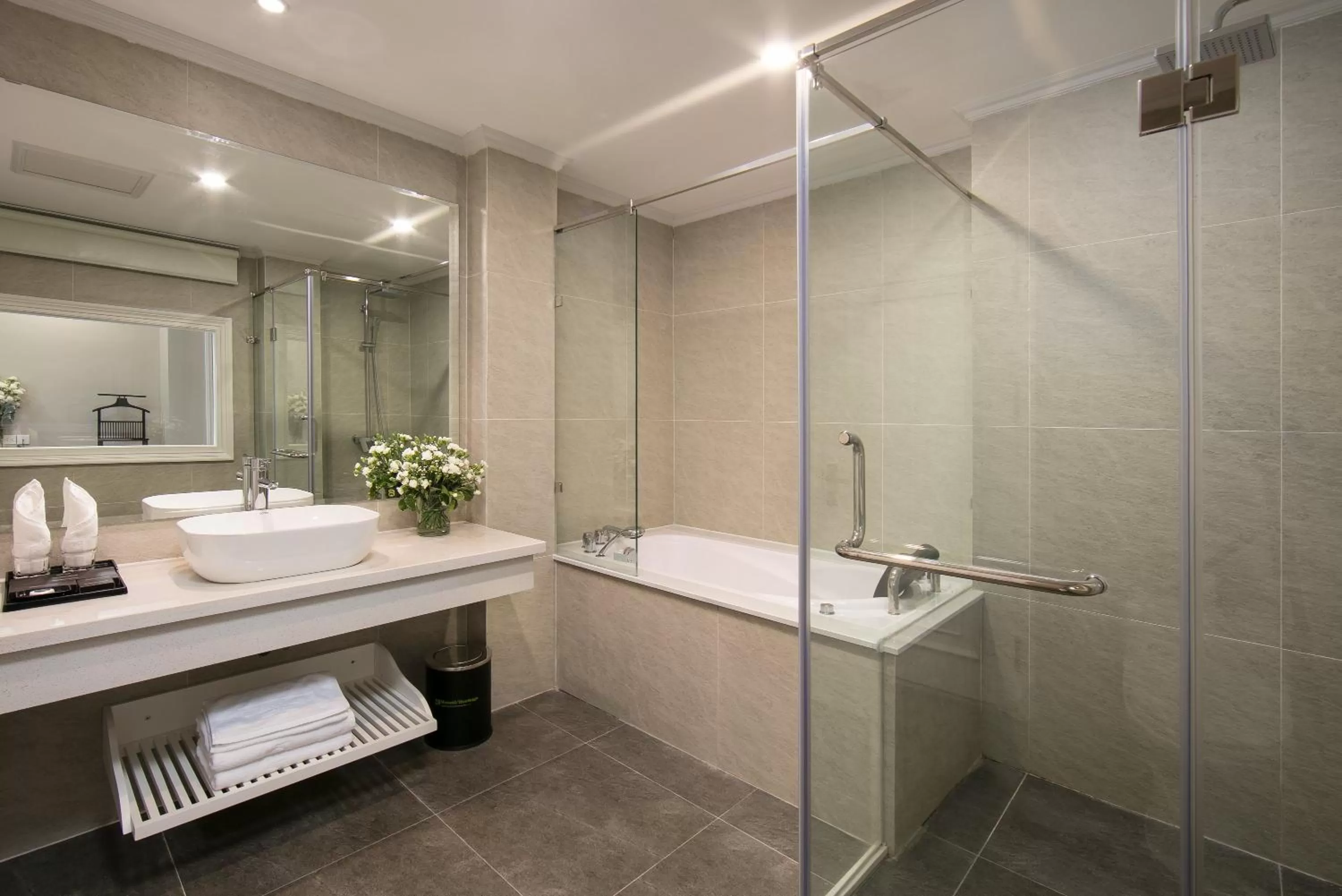 Bathroom in Flora Centre Hotel & Spa