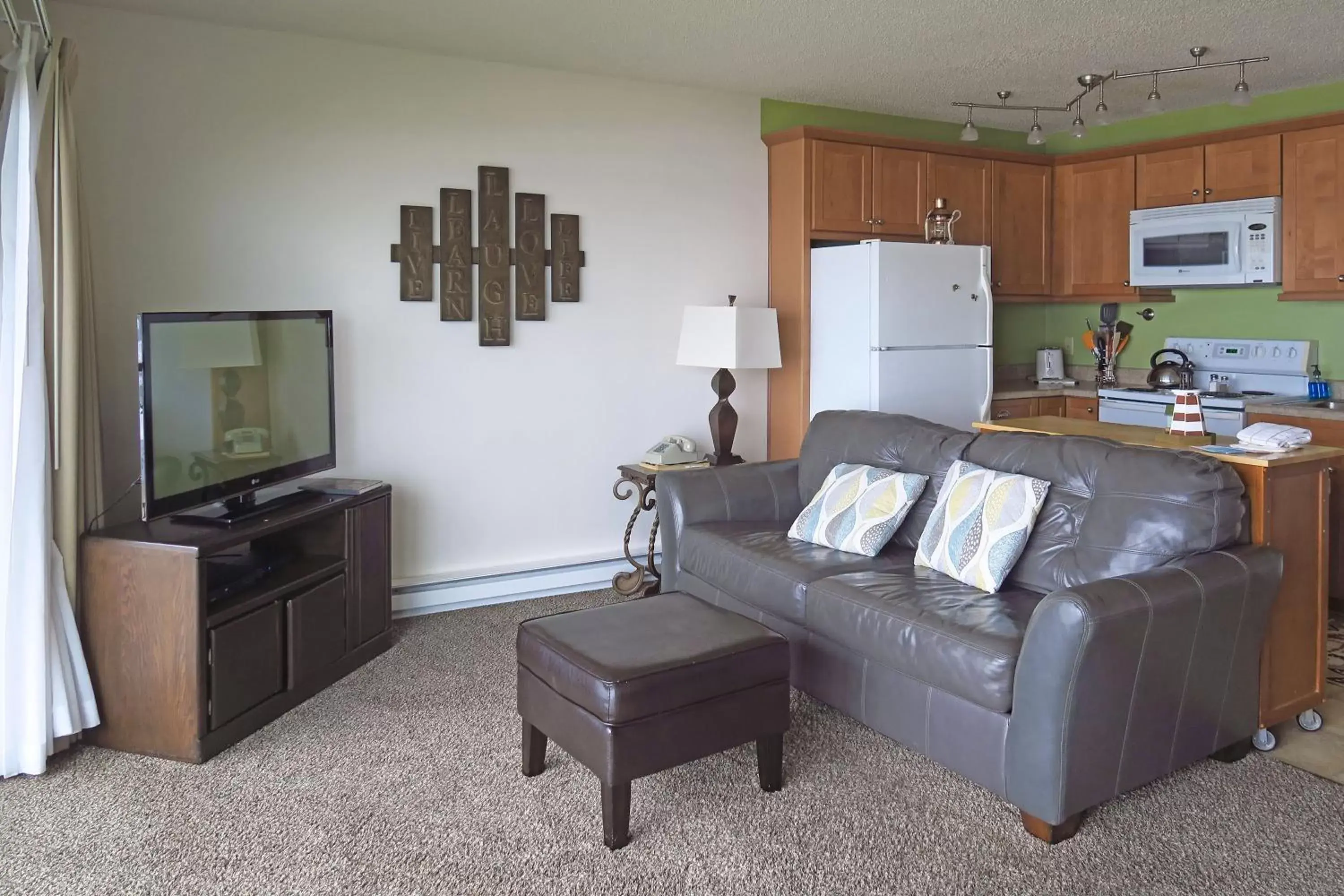 Kitchen or kitchenette, Seating Area in Ocean Terrace Condominiums