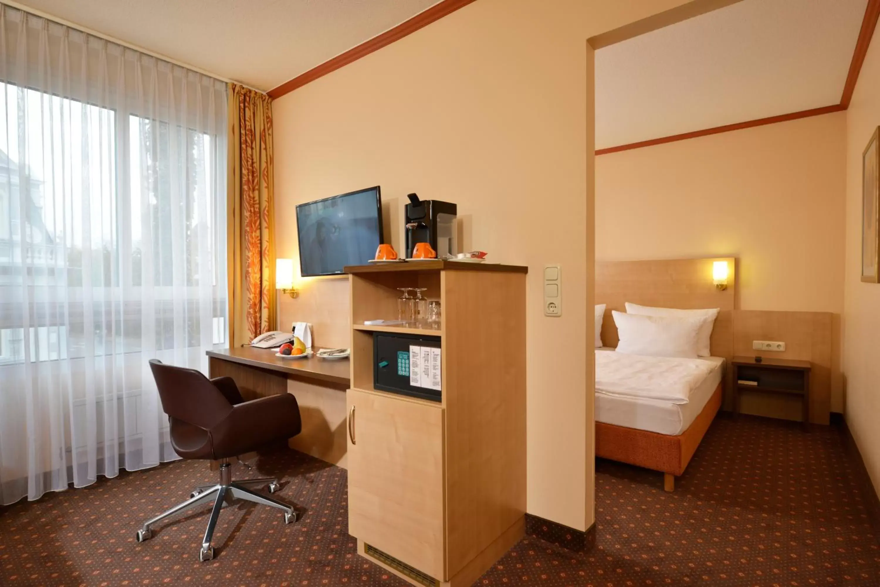 Photo of the whole room, TV/Entertainment Center in Sure Hotel by Best Western Hilden-Düsseldorf