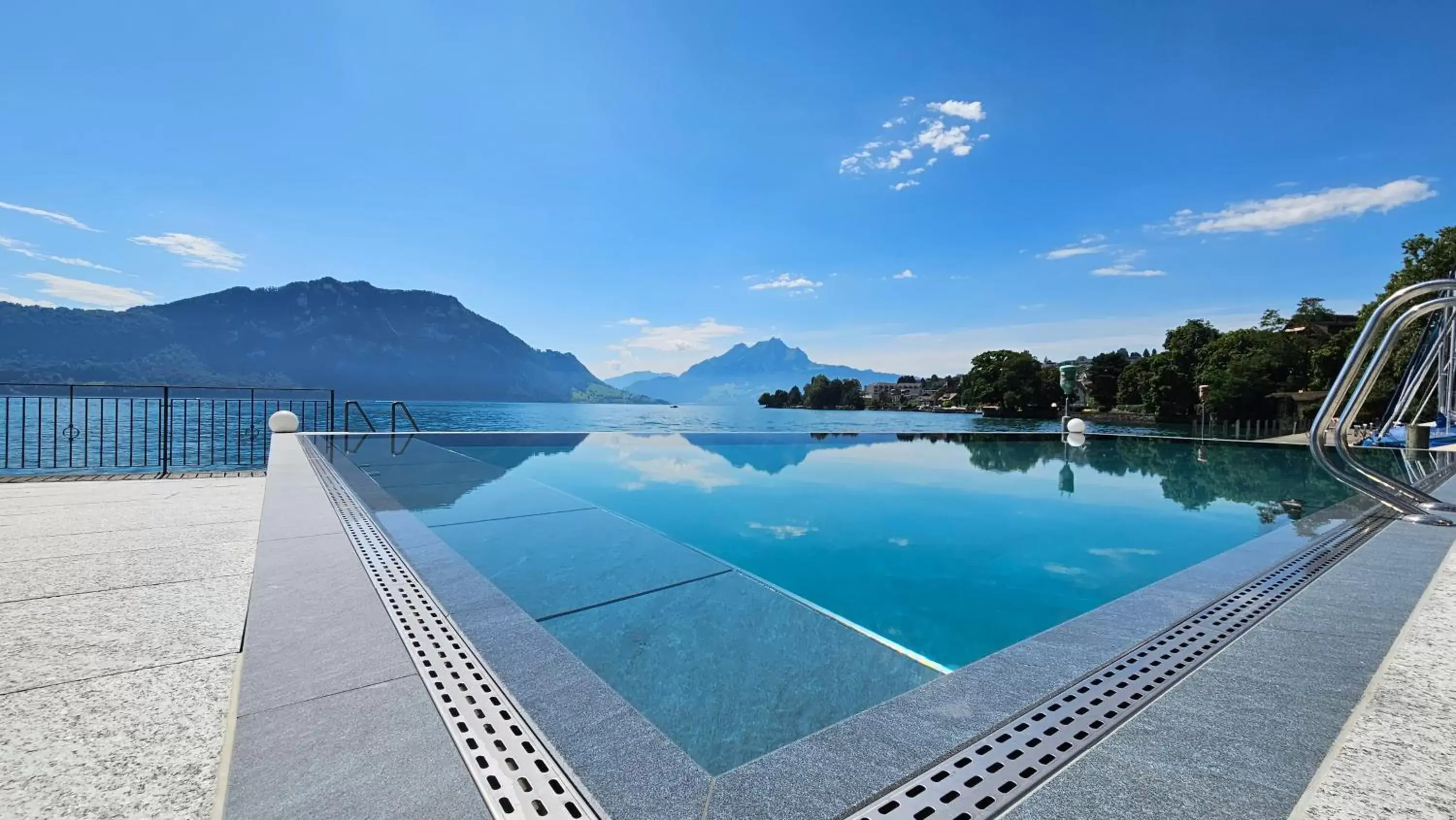 Swimming Pool in Hotel Central Am See - Beau Rivage Collection