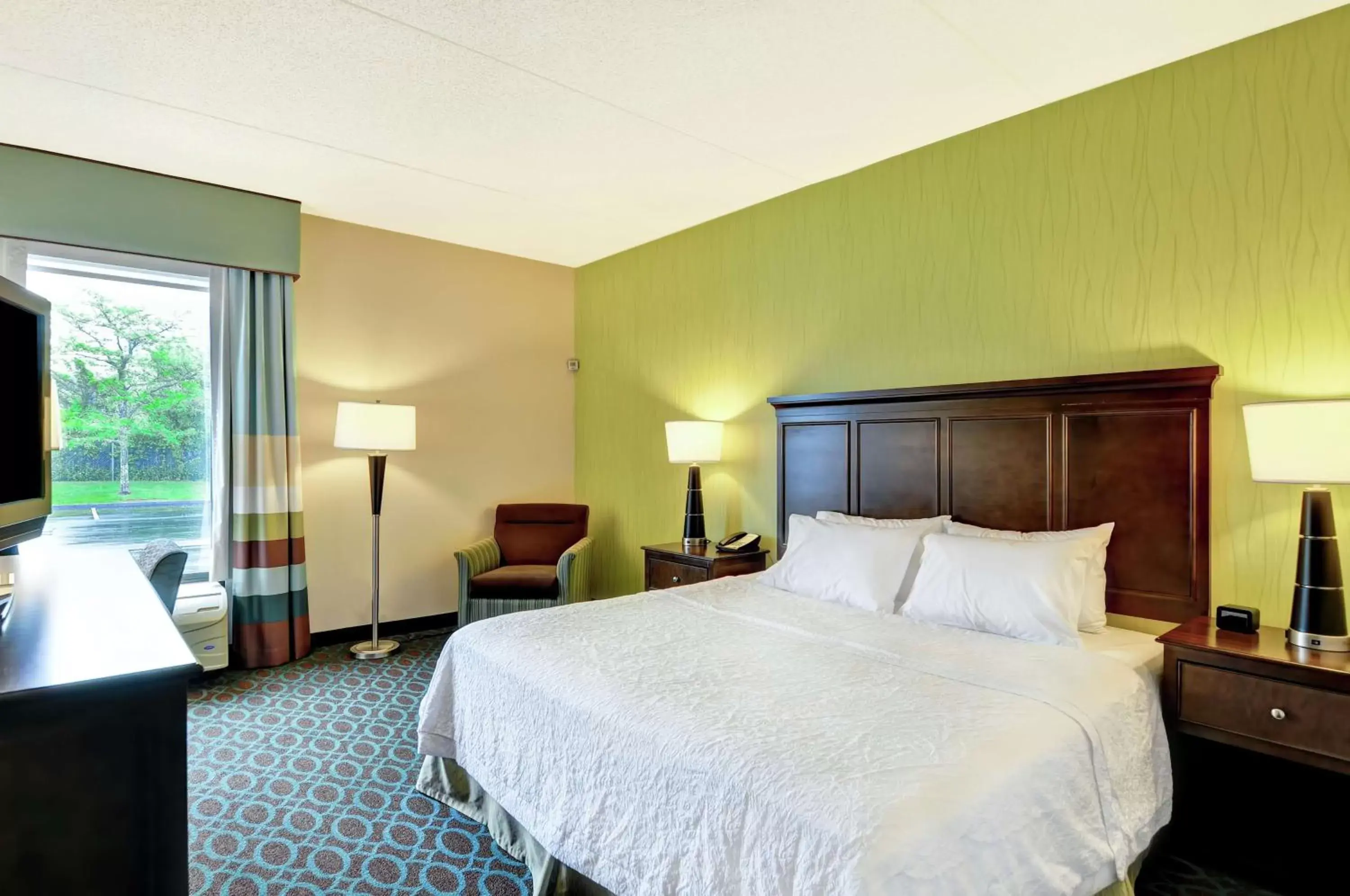 Living room, Bed in Hampton Inn New Bedford/Fairhaven