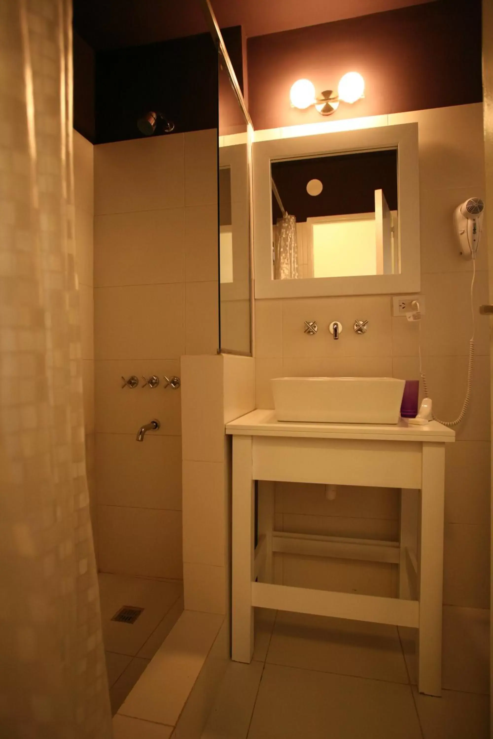 Shower, Bathroom in Infinito Hotel