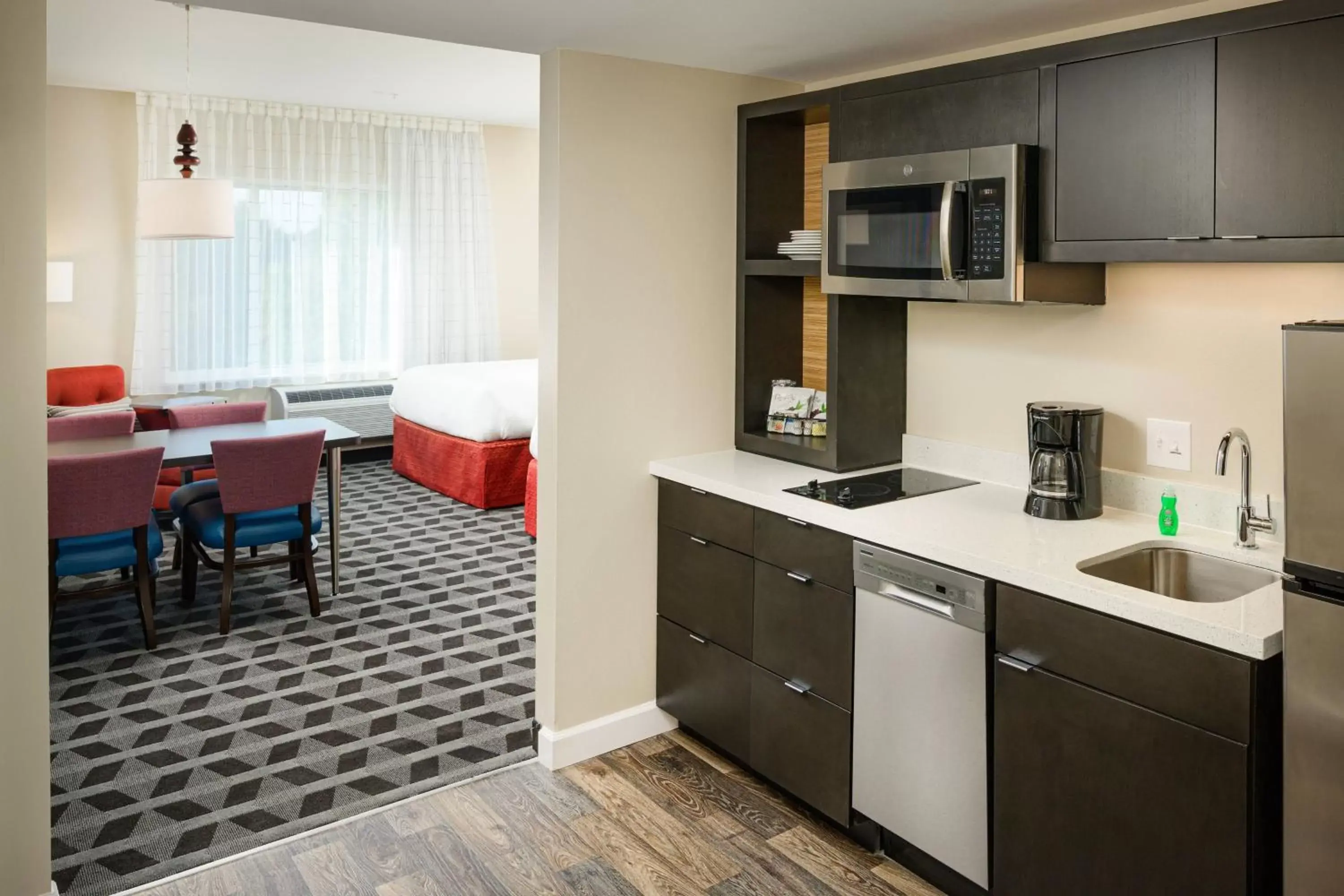 Photo of the whole room, Kitchen/Kitchenette in TownePlace Suites by Marriott Tuscaloosa