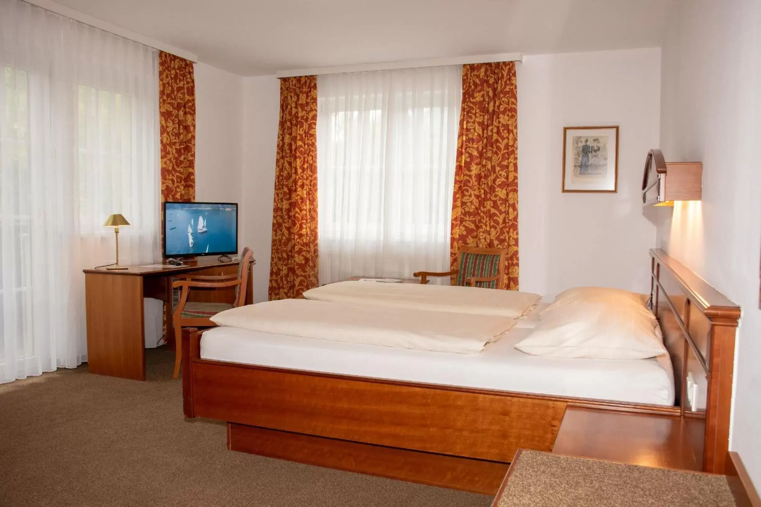 TV and multimedia, Bed in Landhotel Post Ebensee am Traunsee ***S