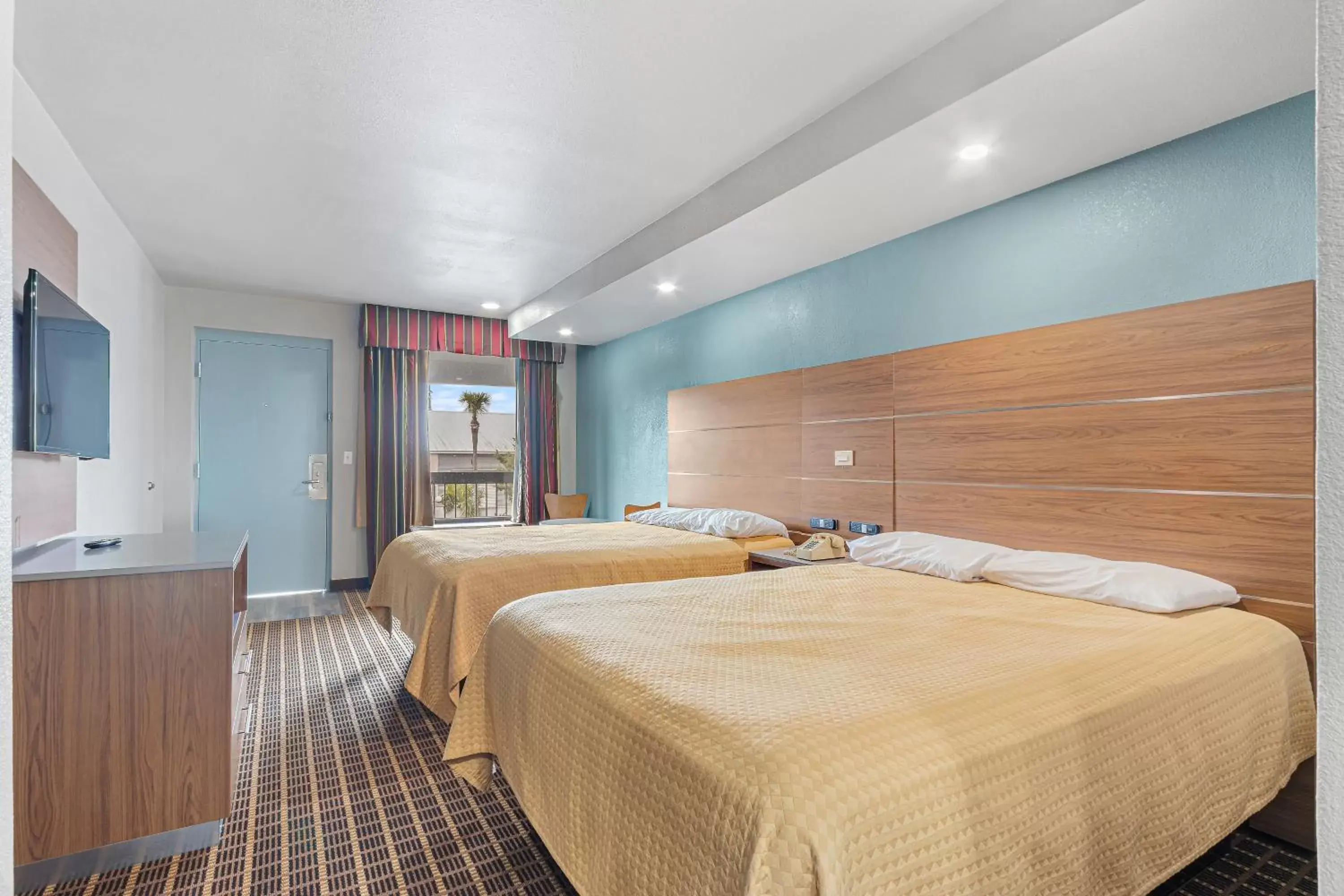 Bedroom, Bed in Regency Inn Near Boardwalk & Hurlburt Field