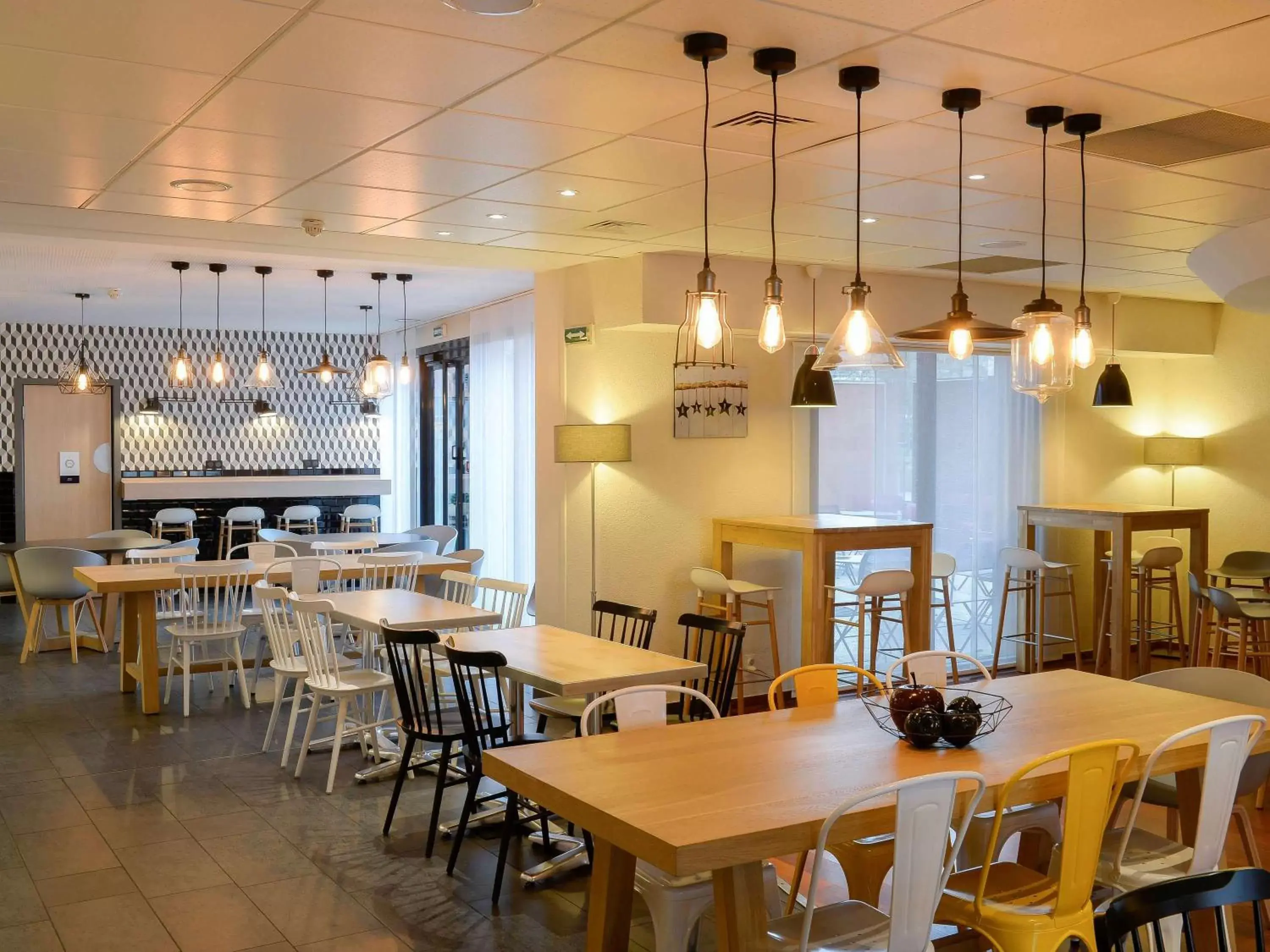 Property building, Restaurant/Places to Eat in Novotel Suites Rouen Normandie
