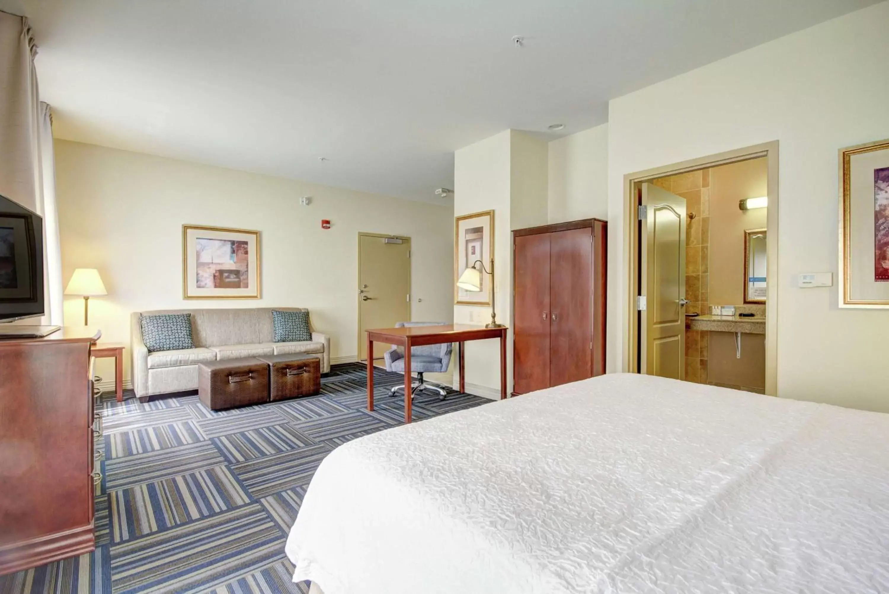 Bedroom in Hampton Inn and Suites Alexandria