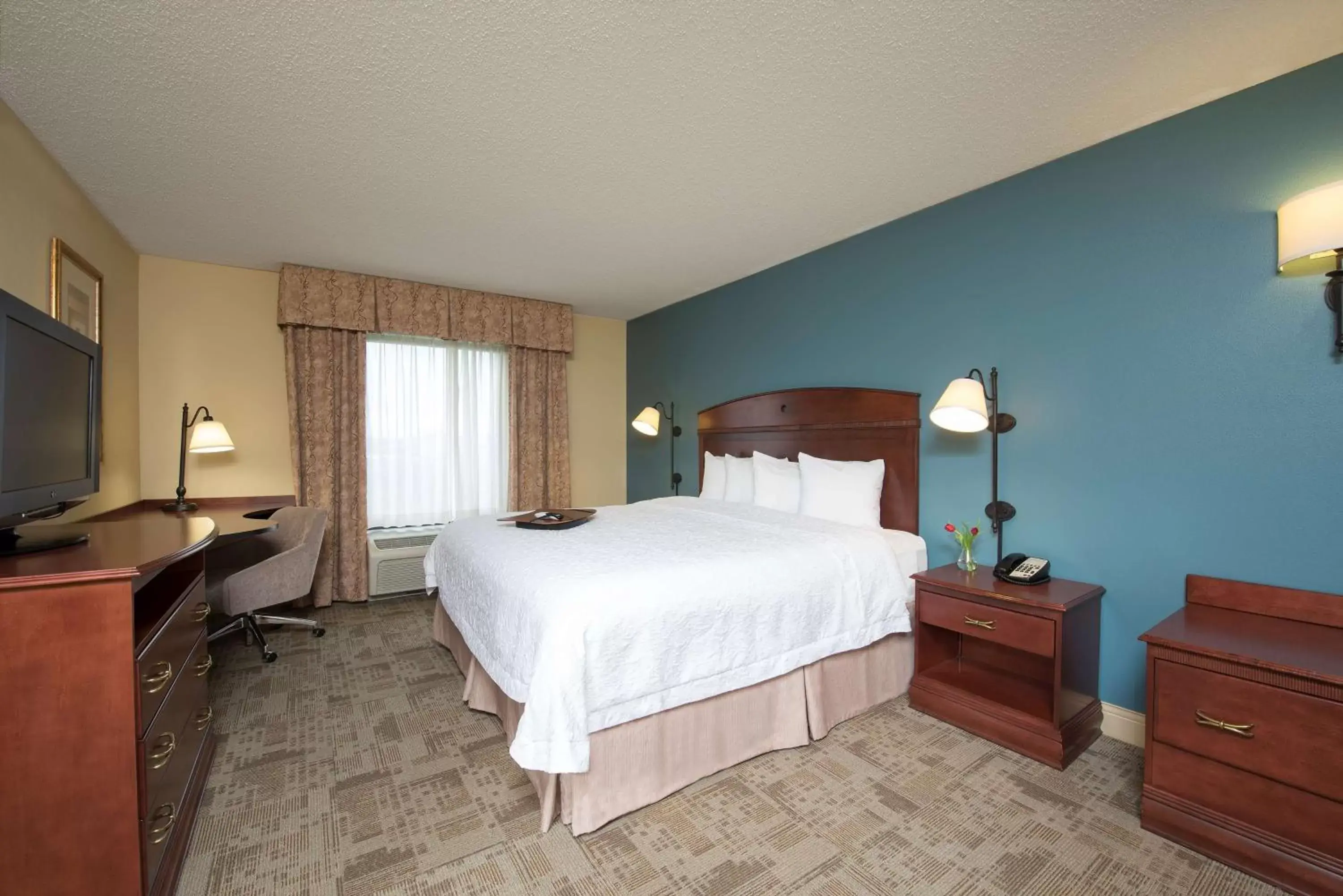 Bed in Hampton Inn & Suites Bloomington Normal