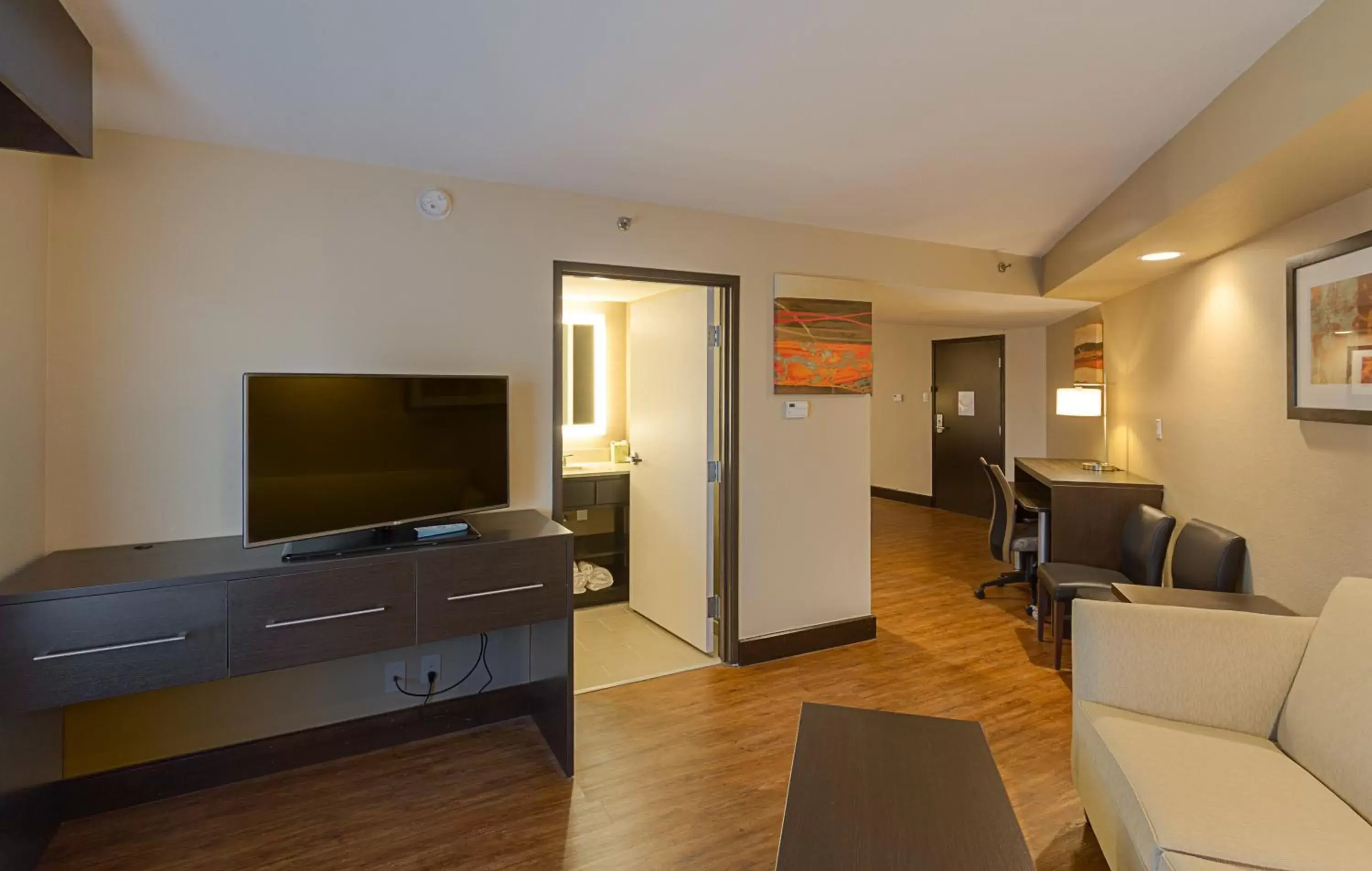 Bedroom, TV/Entertainment Center in Holiday Inn Express & Suites San Antonio Medical Center North, an IHG Hotel