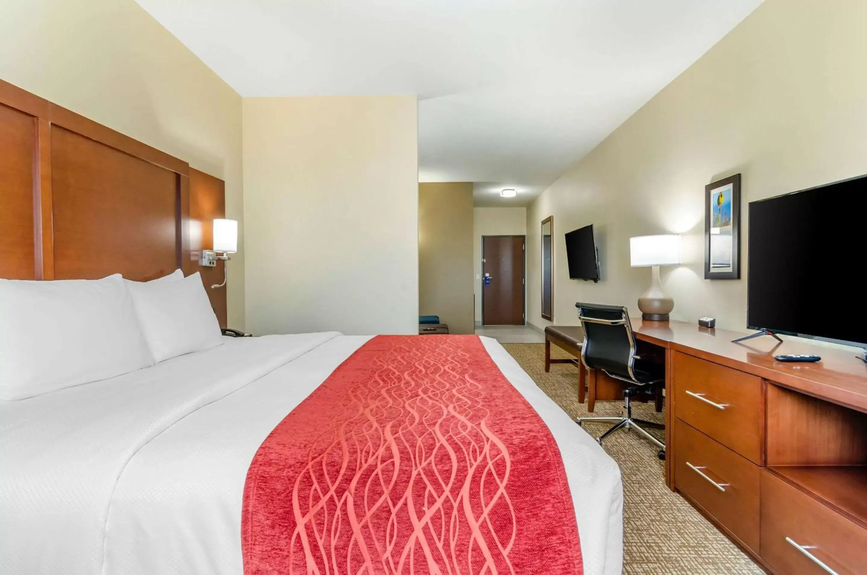 Photo of the whole room, Bed in Comfort Inn & Suites Salina North