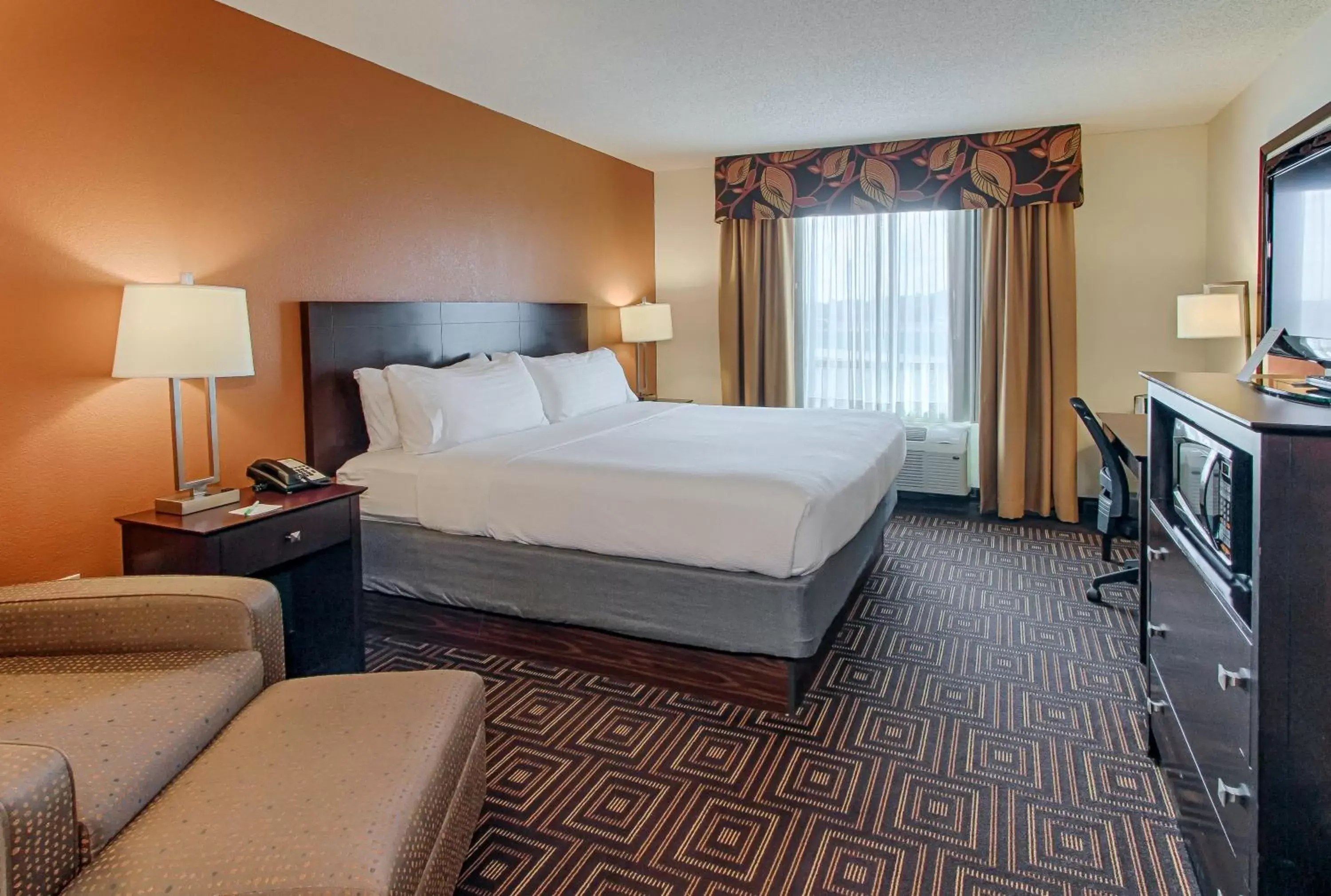 Bedroom in Holiday Inn Knoxville West - Cedar Bluff, an IHG Hotel