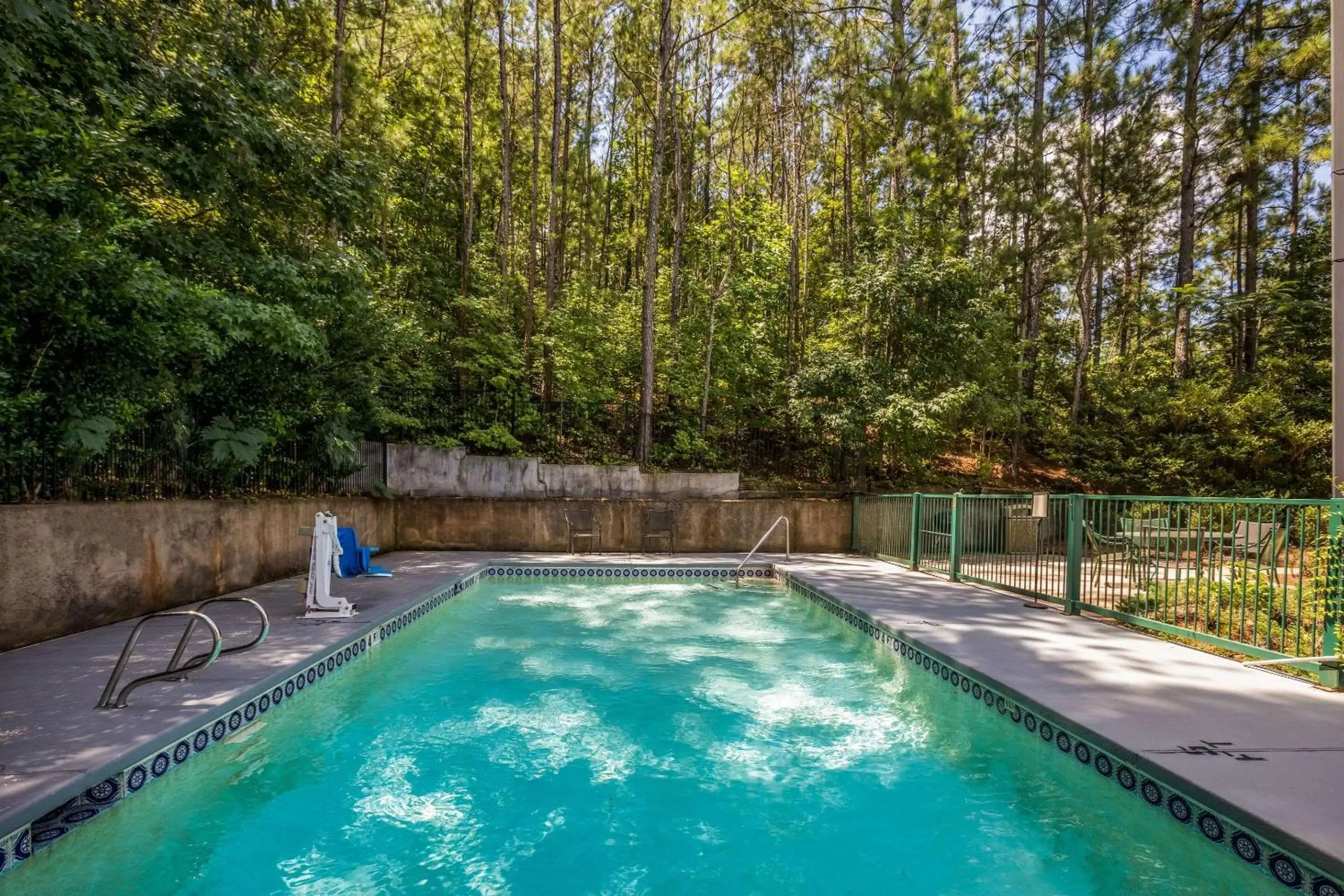 Swimming Pool in Quality Inn & Suites near Lake Oconee