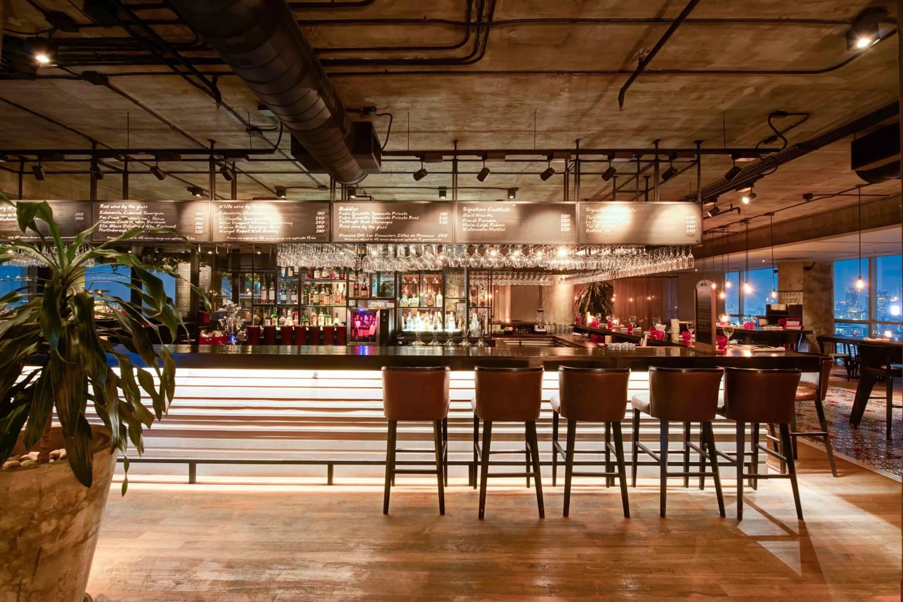 Lounge or bar in Pullman Bangkok Hotel G