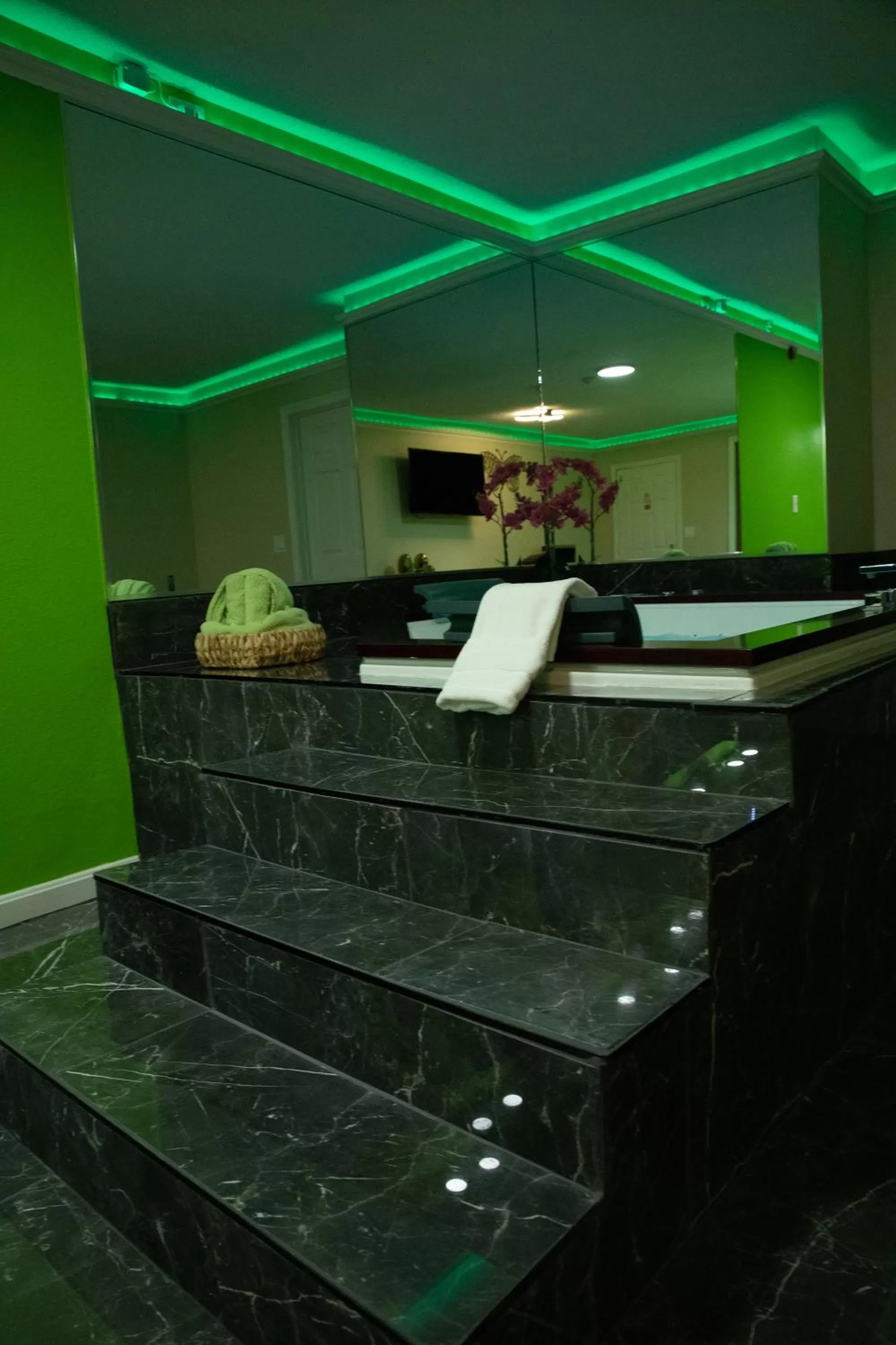 Hot Tub in Classic Motor Lodge Providence - West Greenwich