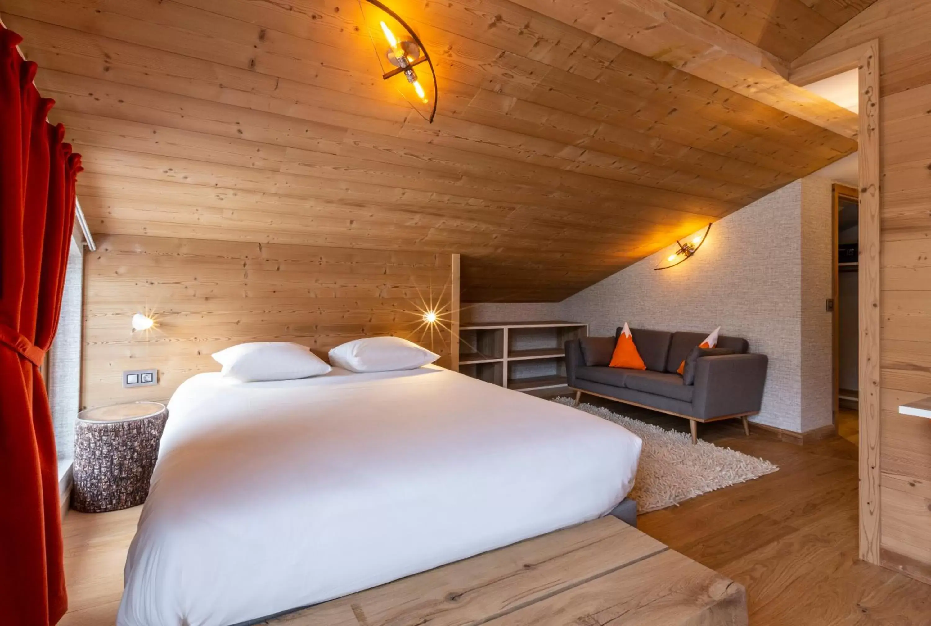 Bedroom, Bed in Hotel Base Camp Lodge - Bourg Saint Maurice