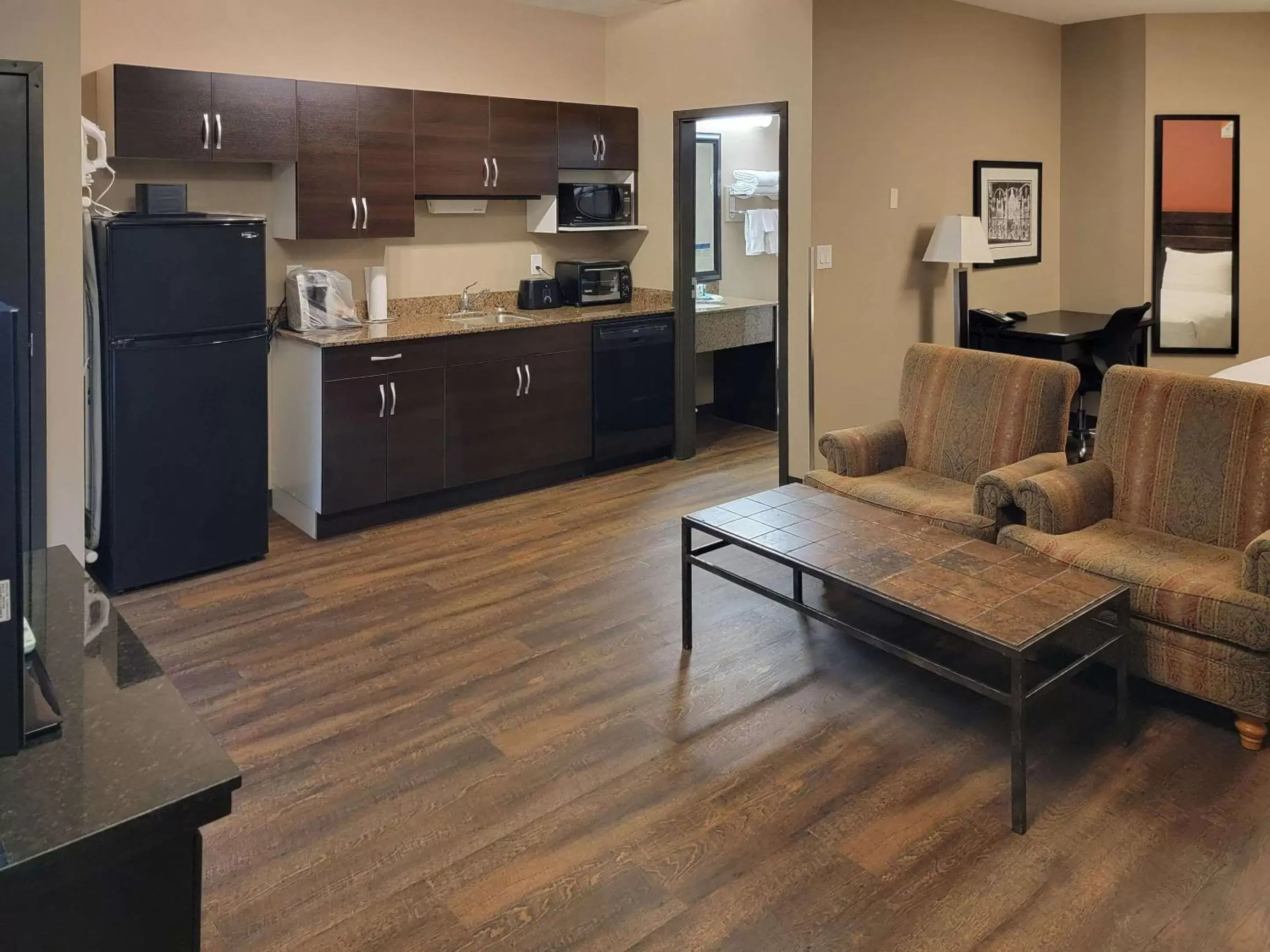 Bedroom, Kitchen/Kitchenette in Quality Inn & Suites Saskatoon