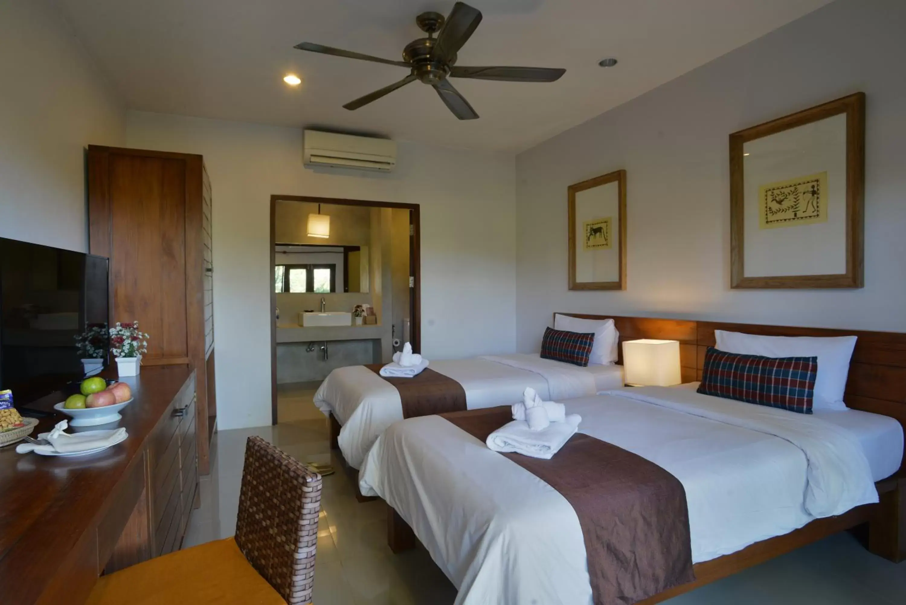 Superior Twin Room in Yoma Hotel, Pai