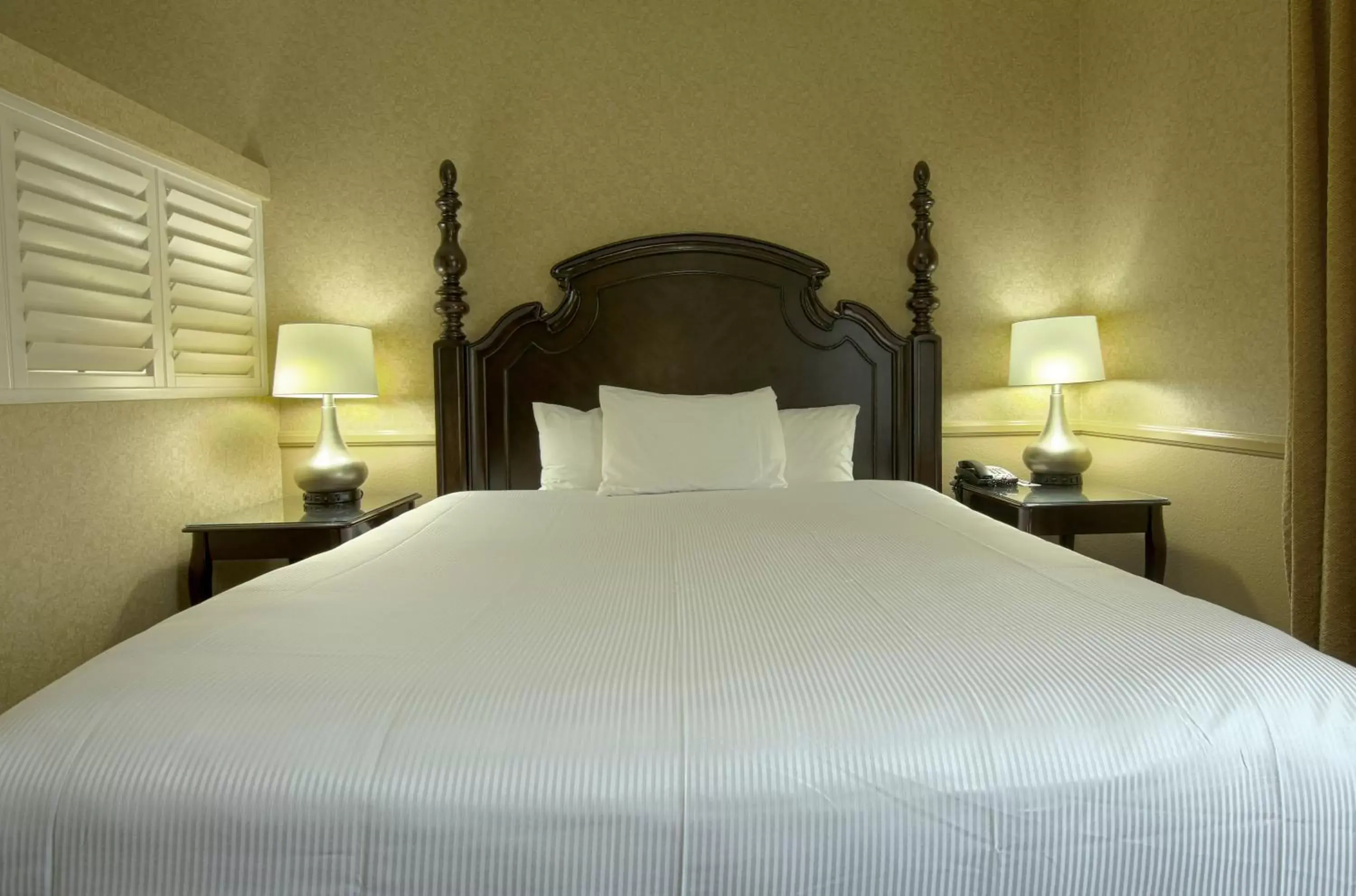 Bed in Azure Hotel&Suites Ontario Trademark Collection by Wyndham